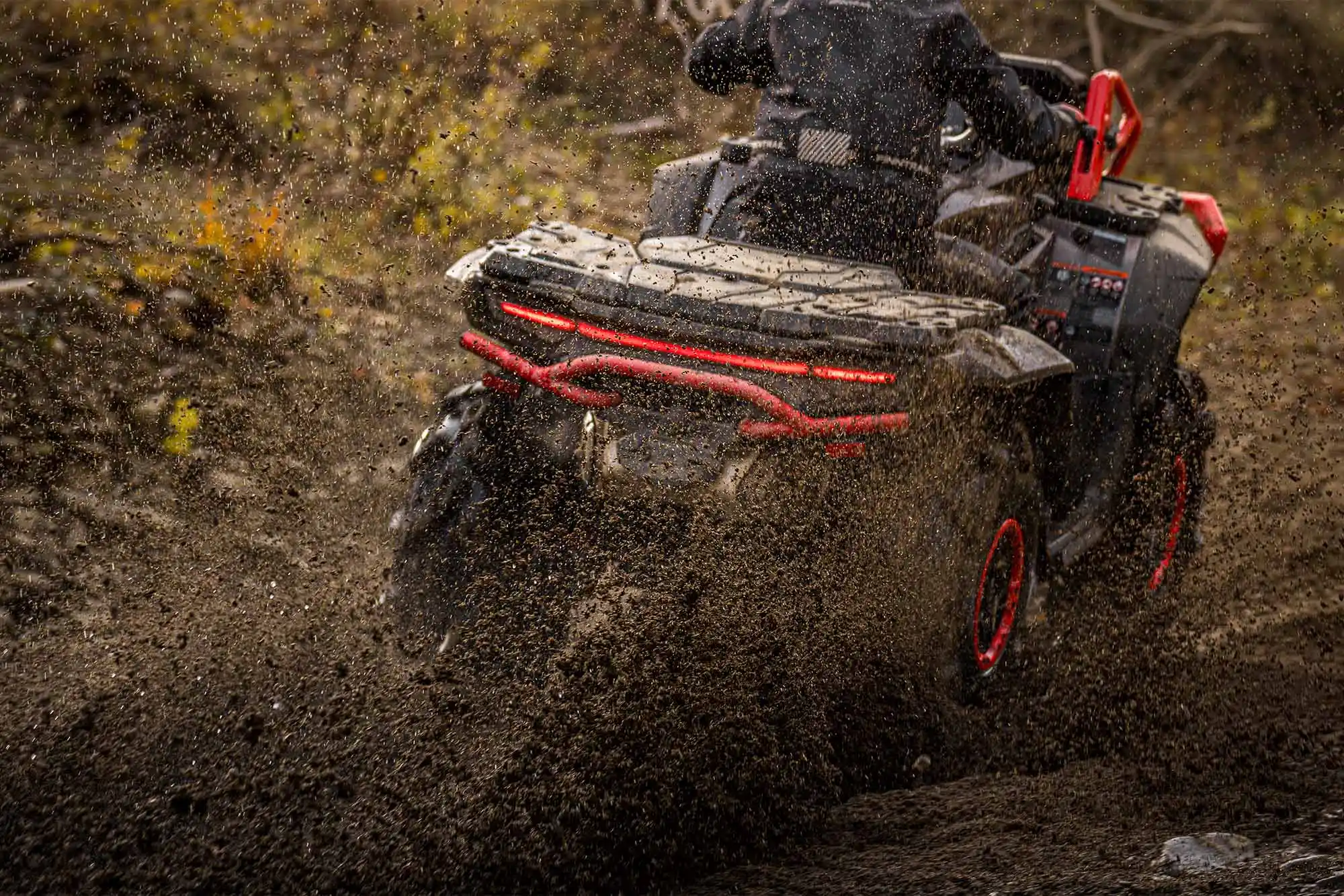 Suspension avant à doubles triangles et arrière à bras oscillant indépendant du quad CFMOTO CFORCE 1000 MV - débattement augmenté de 35 % pour le franchissement