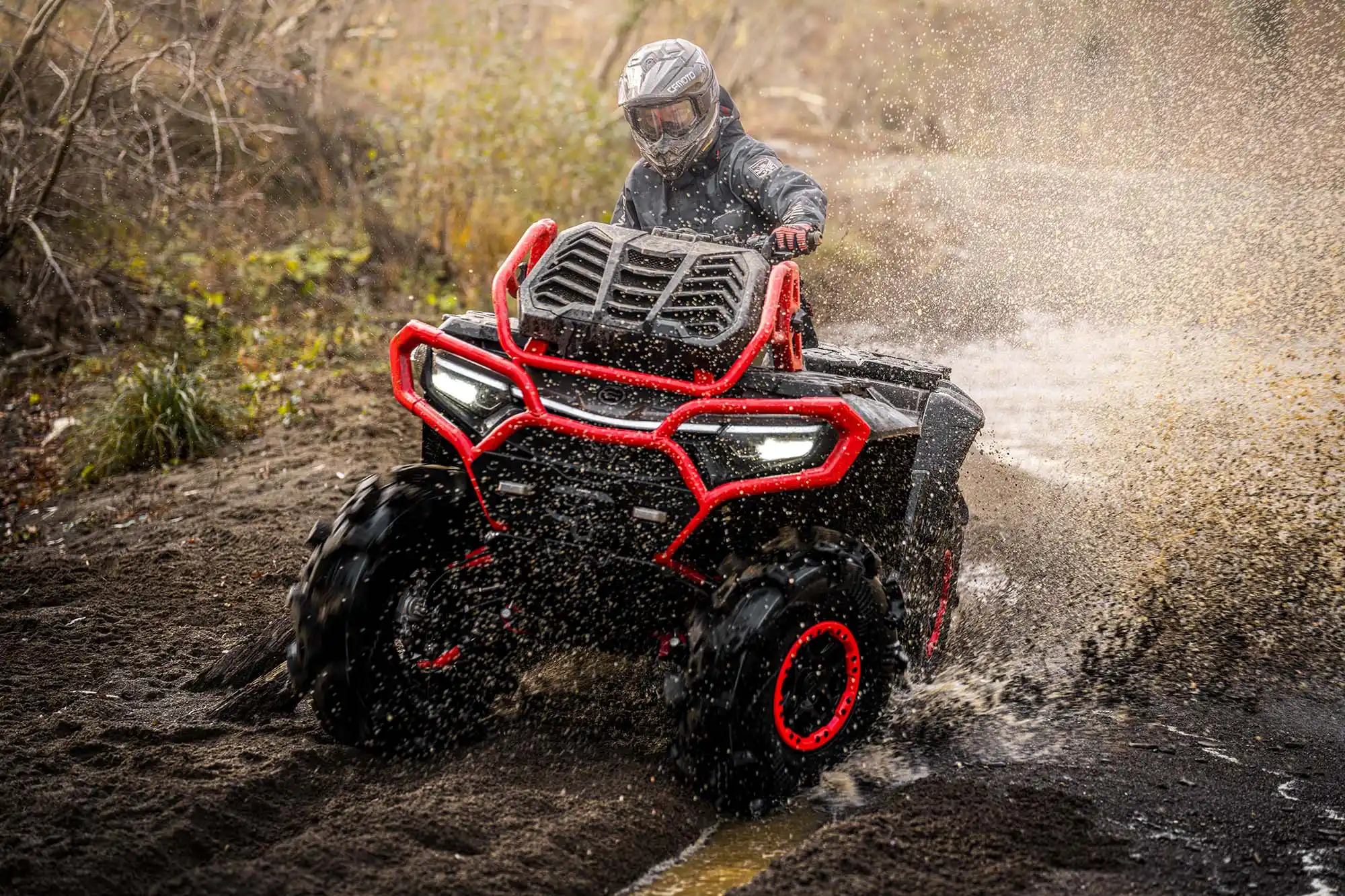 Quad CFMOTO CFORCE 1000 MV - vue arrière avec porte-bagages et boule d'attelage avec connecteur