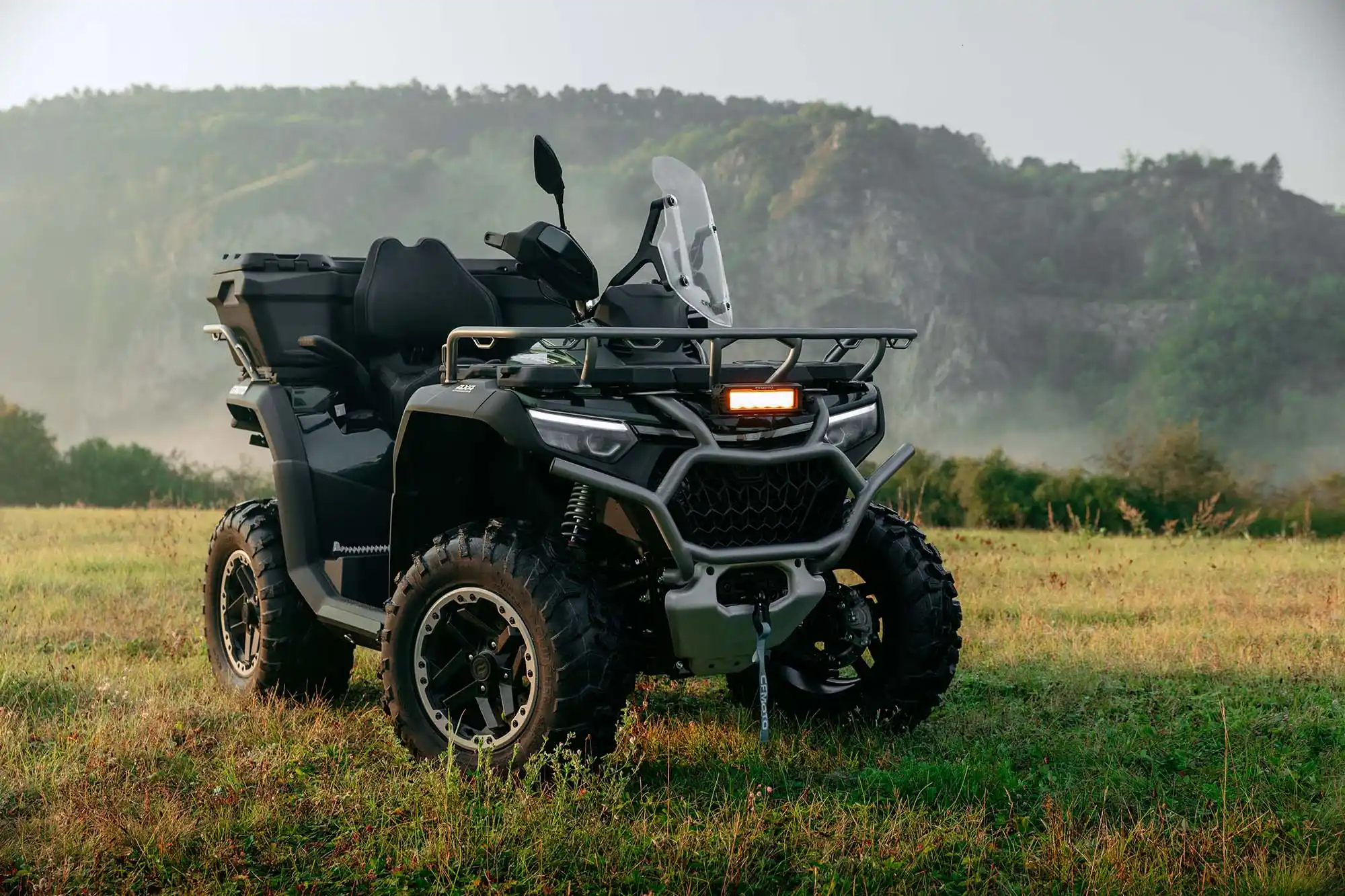 Quad CFMOTO CFORCE 1000 R Overland - vue arrière avec porte-bagages et boule d'attelage avec connecteur