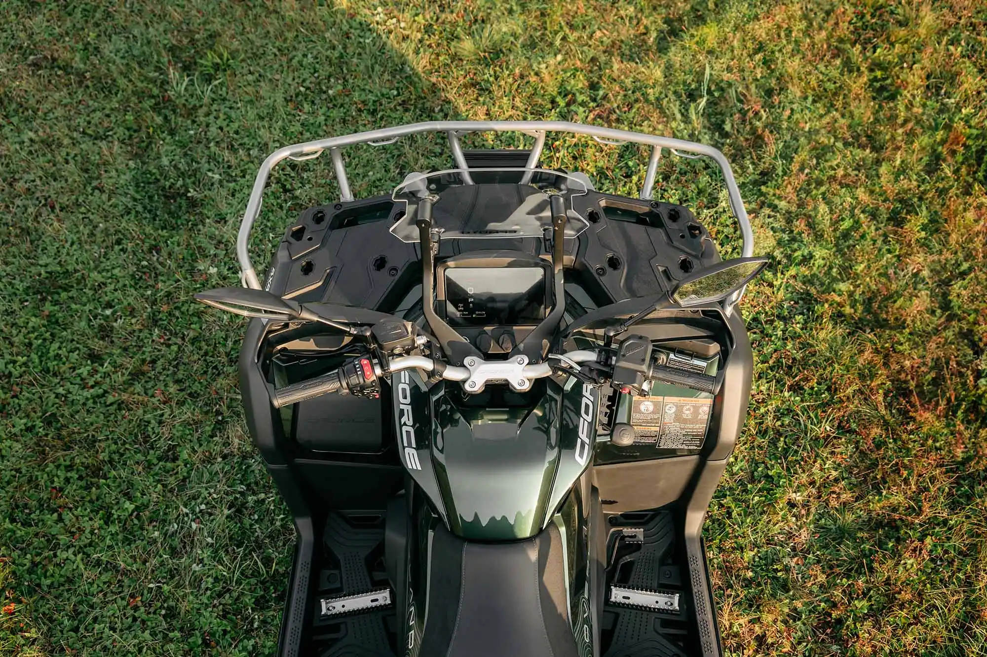 Capacité de charge et remorquage du quad CFMOTO CFORCE 1000 R Overland - racks AV/AR + boule d'attelage avec connecteur
