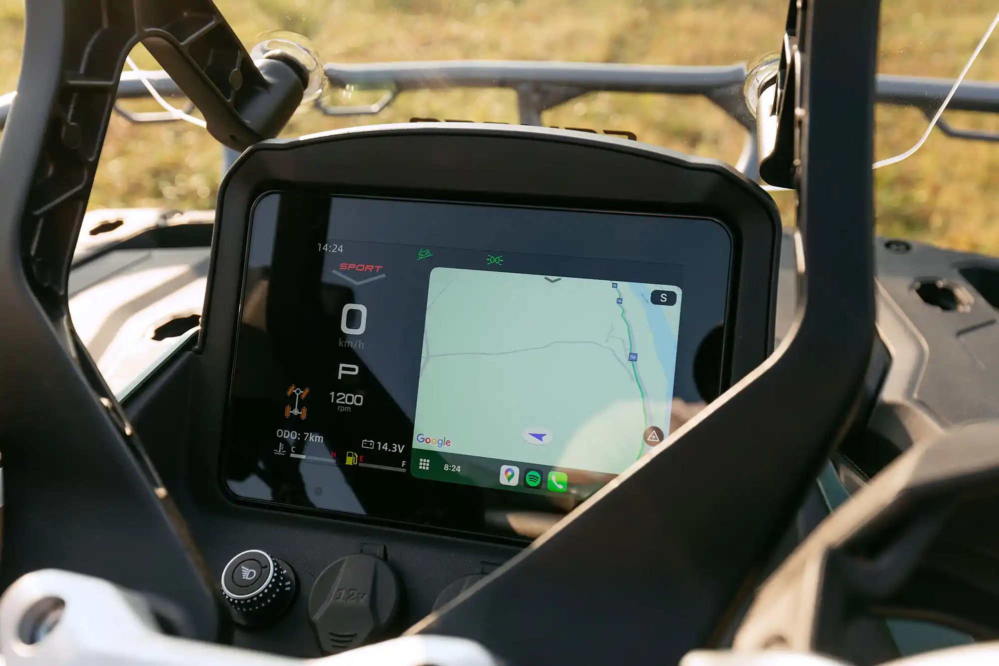 Quad CFMOTO CFORCE 1000 R Overland - poste de pilotage avec écran MMI 8 pouces tactile couleur