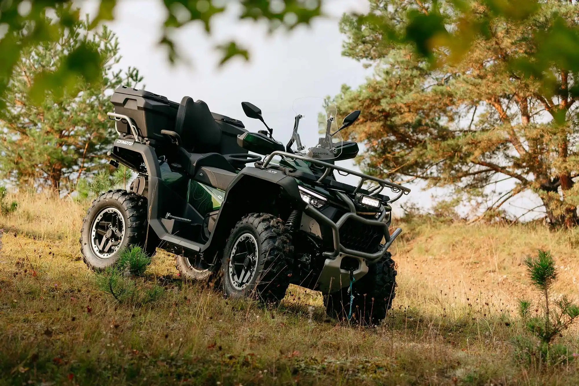 Suspension avant à doubles triangles et arrière à bras oscillant indépendant du quad CFMOTO CFORCE 1000 R Overland - débattement augmenté de 35 % pour le franchissement