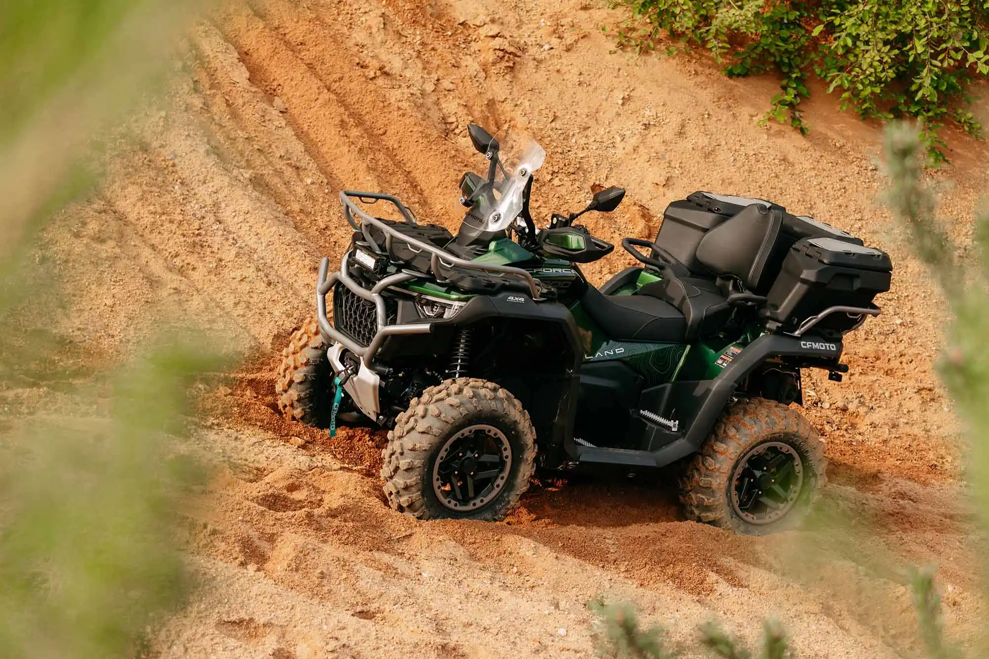 Quad CFMOTO CFORCE 1000 R Overland vue de profil avec amortisseurs piggyback