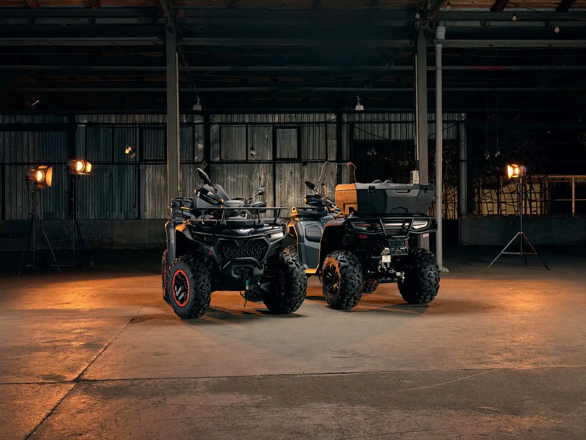 Quad CFMOTO CFORCE 1000 Black Line - vue 3/4 avant gauche du quad utilitaire biplace V-twin 963 cc