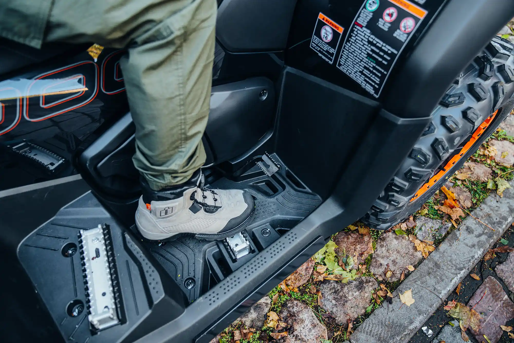 Quad CFMOTO CFORCE 1000 Black Line - vue arrière avec porte-bagages et boule d'attelage avec connecteur