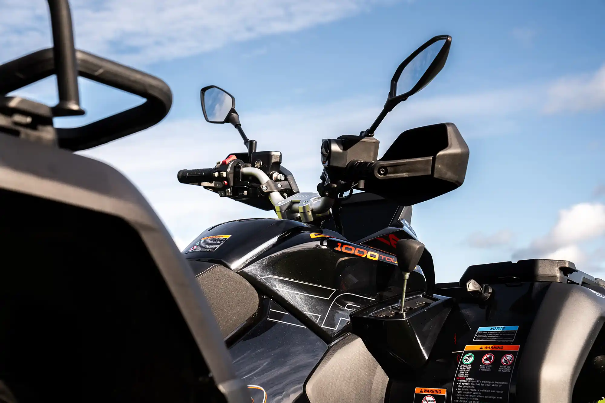 Quad CFMOTO CFORCE 1000 Black Line - vue de profil avec selle passager biplace et garde au sol 305 mm