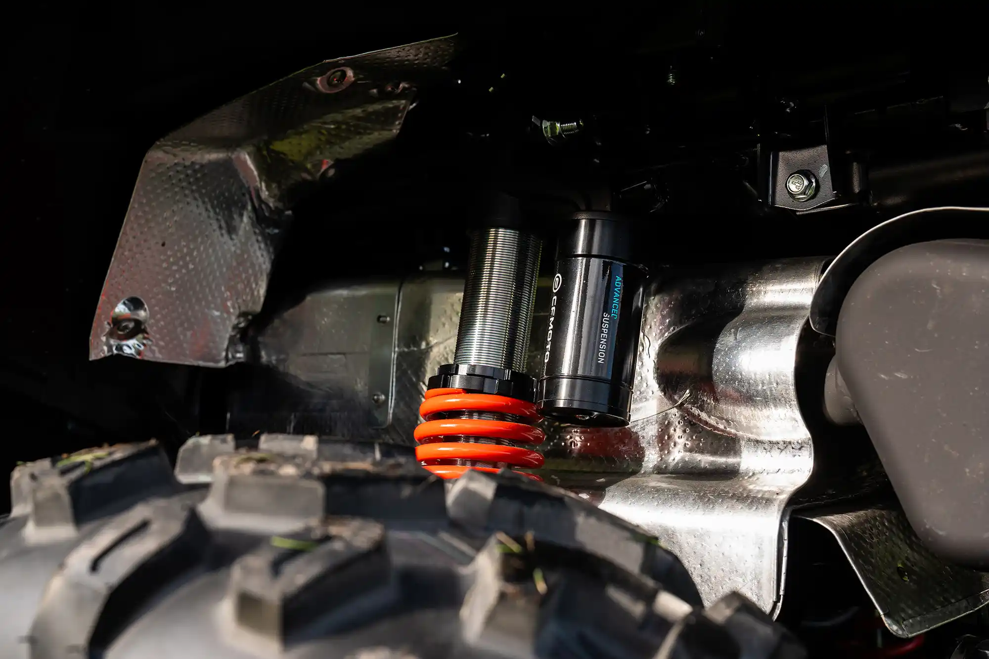 Capacité de charge et remorquage du quad CFMOTO CFORCE 1000 Black Line - racks AV/AR + boule d'attelage avec connecteur