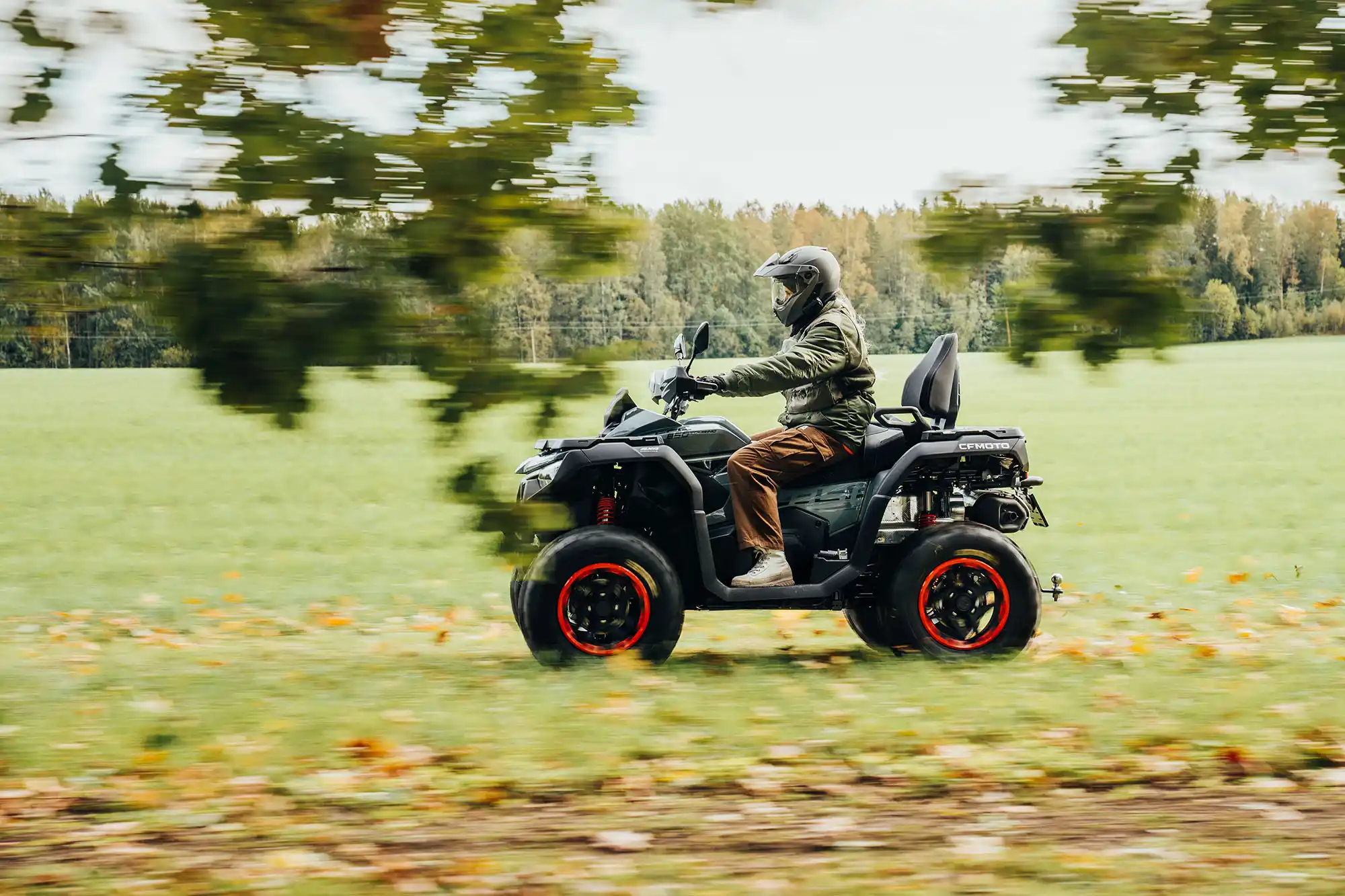Suspension avant à doubles triangles et arrière à bras oscillant indépendant du quad CFMOTO CFORCE 1000 Black Line - débattement augmenté de 35 % pour le franchissement