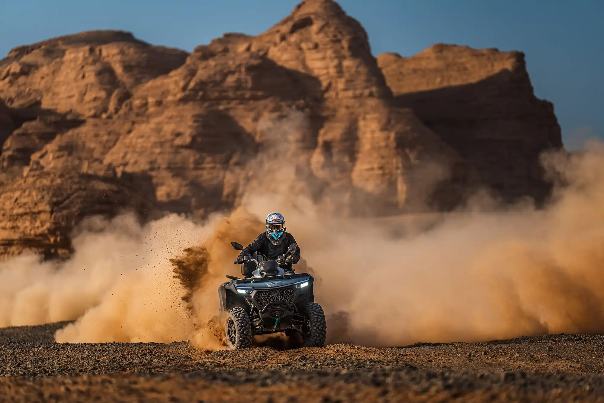 Quad CFMOTO CFORCE 850 - vue arrière avec porte-bagages et boule d'attelage avec connecteur
