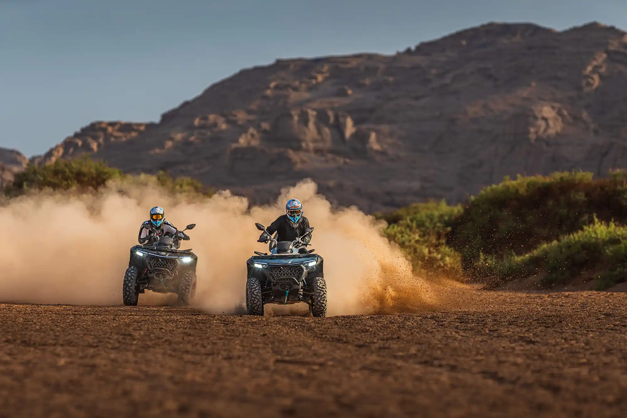 Quad CFMOTO CFORCE 850 - vue 3/4 avant gauche du quad utilitaire biplace V-twin 800 cc