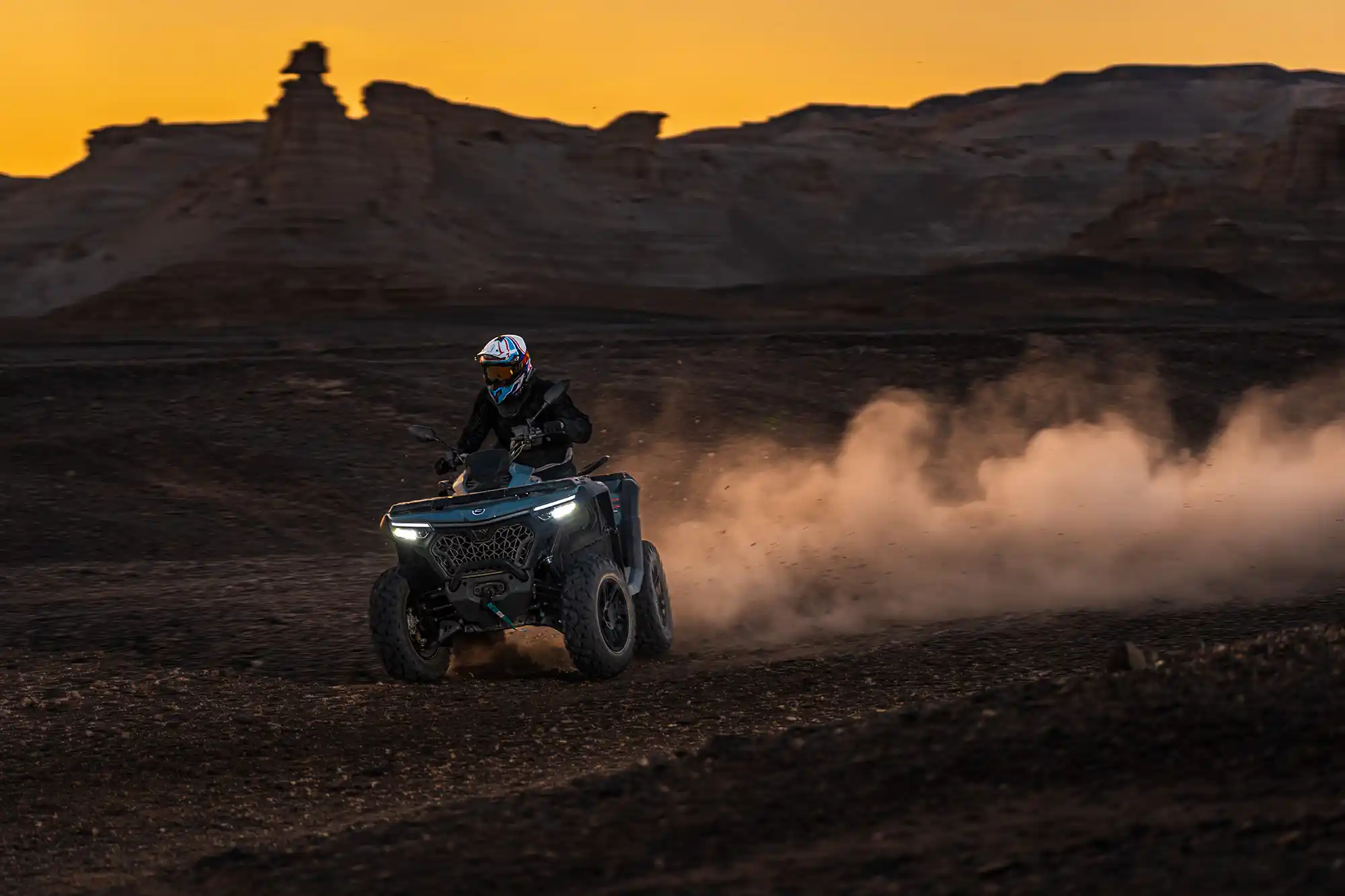 Quad CFMOTO CFORCE 850 biplace V-twin 800 cc 75 CV en utilisation tout-terrain