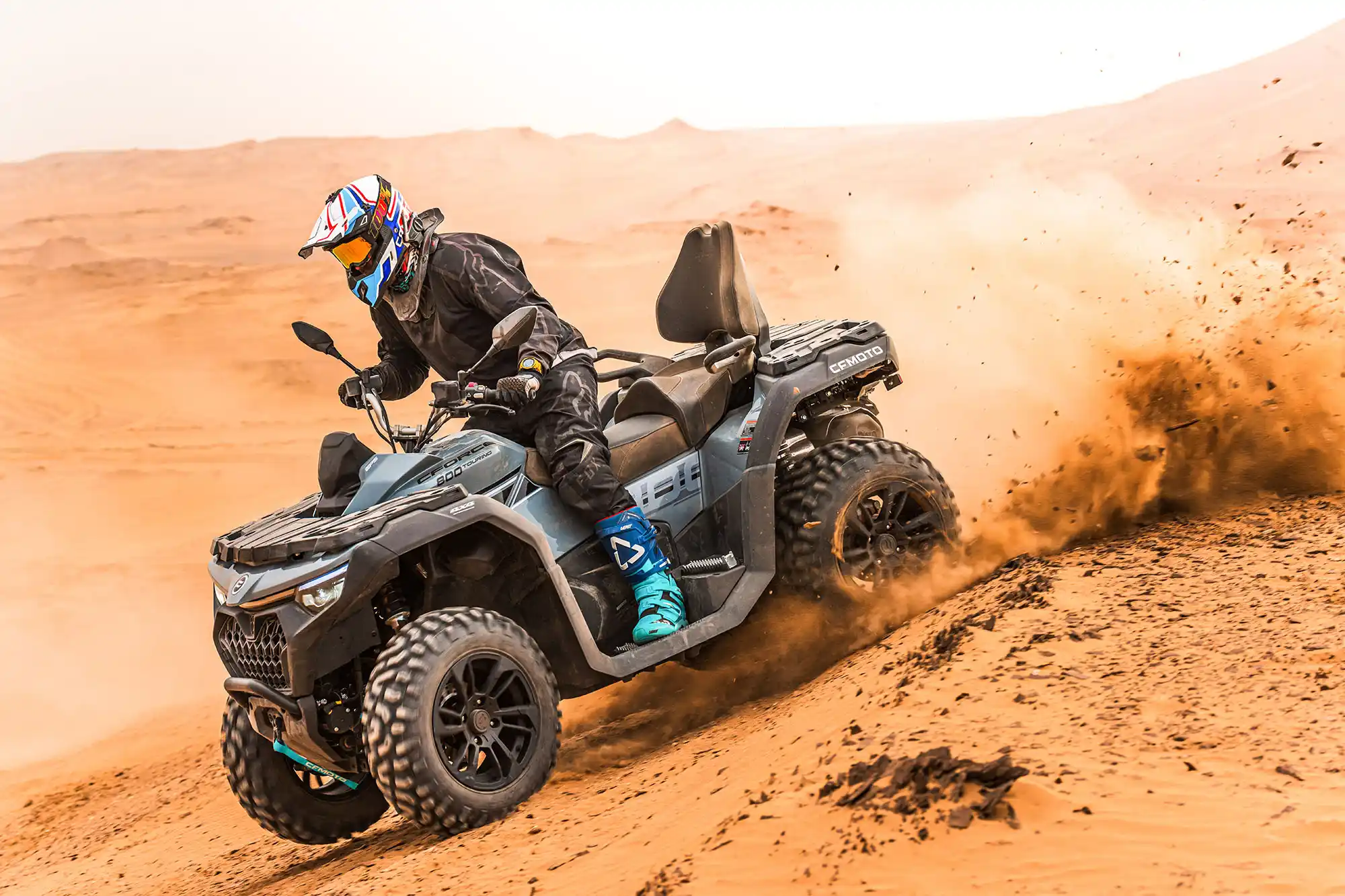 Capacité de charge et remorquage du quad CFMOTO CFORCE 850 - racks AV/AR + boule d'attelage avec connecteur