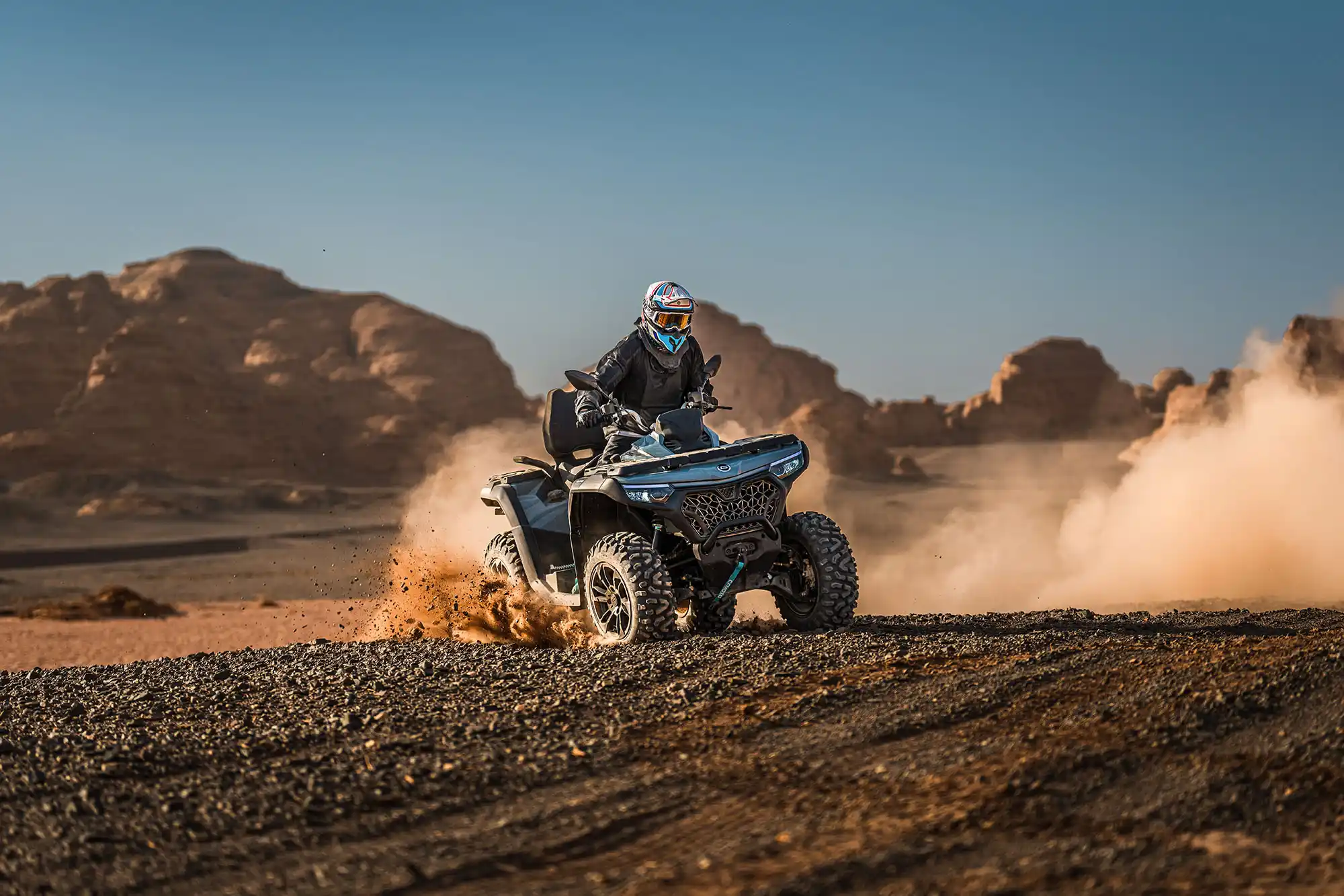 Suspension avant à doubles triangles et arrière à bras oscillant indépendant du quad CFMOTO CFORCE 850 - débattement augmenté de 35 % pour le franchissement
