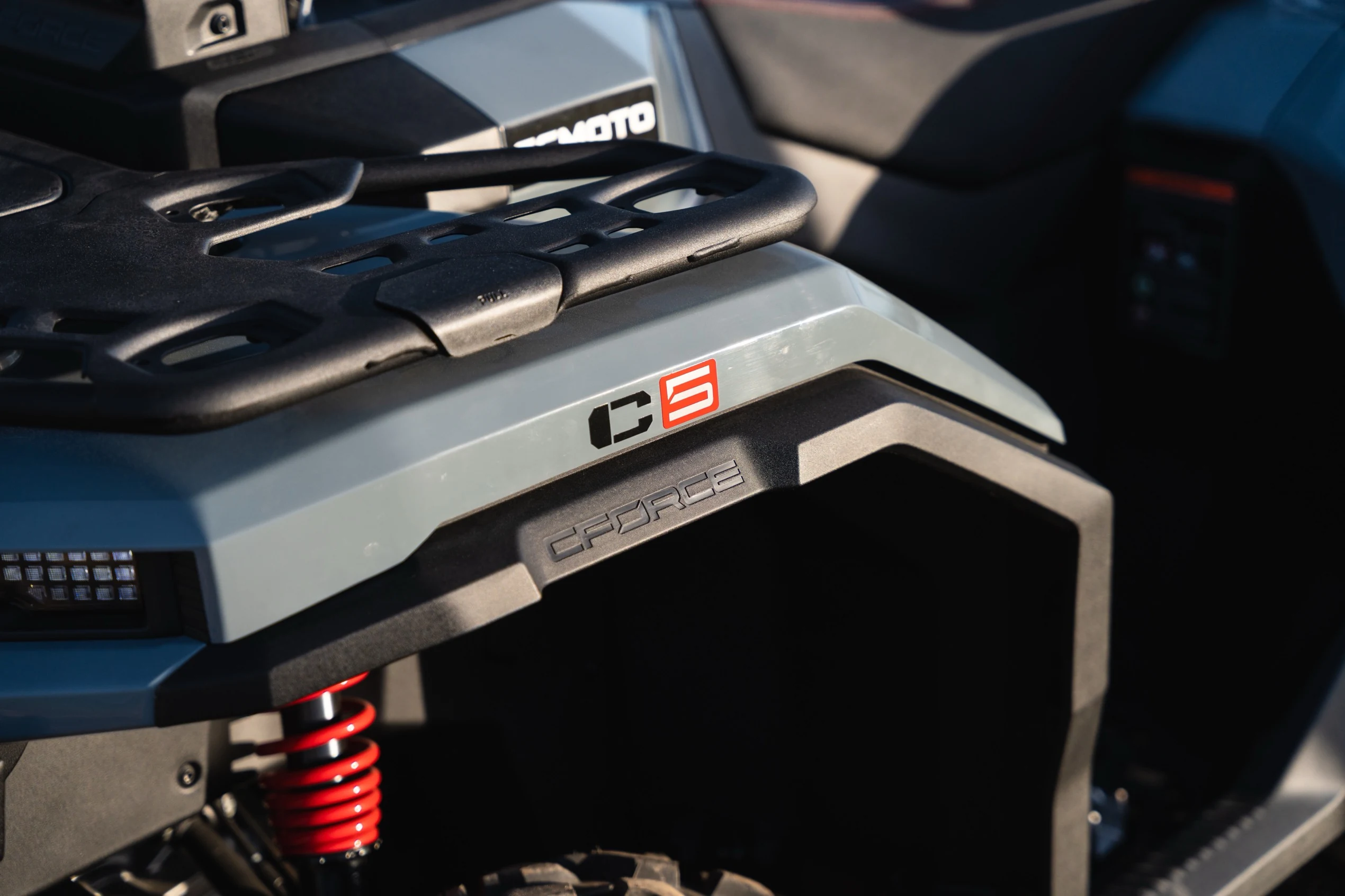 Quad CFMOTO CFORCE C5 Long - vue arrière avec porte-bagages CF-Connect adapté au biplace