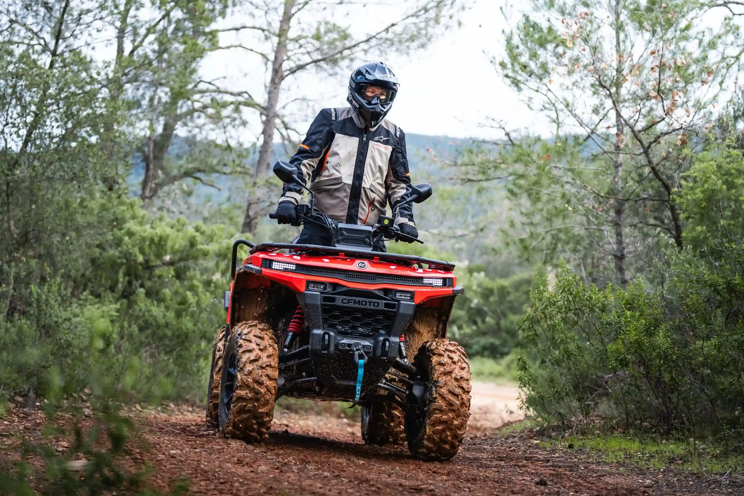 Tableau de bord LCD 5,9 pouces avec témoin ABS et poignées chauffantes du quad CFMOTO CFORCE C5 Long Expert ABS EPS