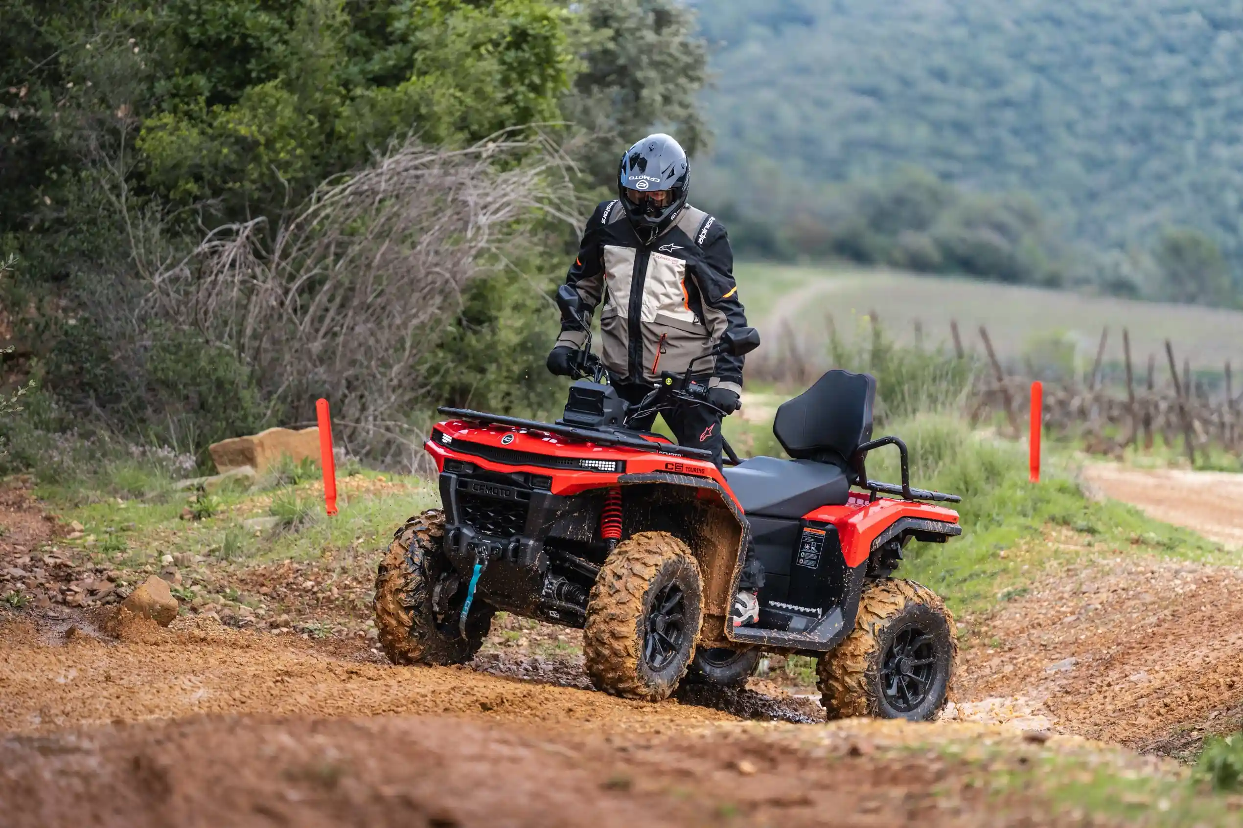 Quad CFMOTO CFORCE C5 Long - détail repose-pieds passager pour transport biplace sécurisé