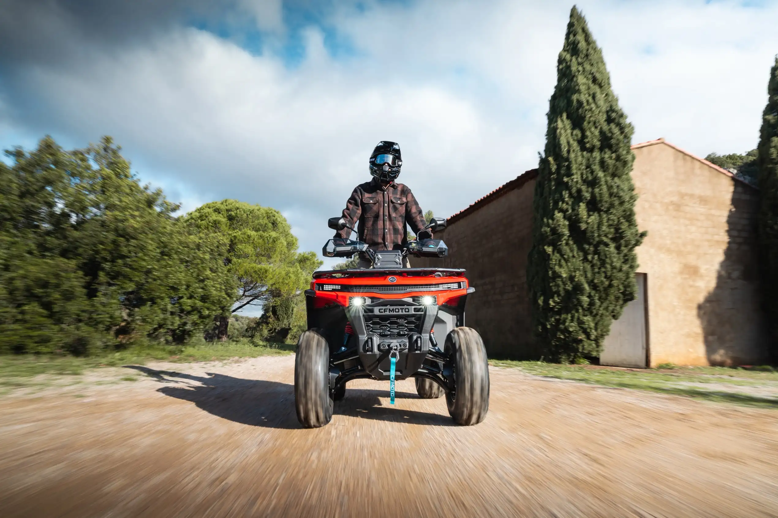 Suspensions doubles triangles indépendantes du quad CFMOTO CFORCE C5 Long Expert ABS EPS - débattement 210 mm AV et 235 mm AR avec ABS et jantes alu