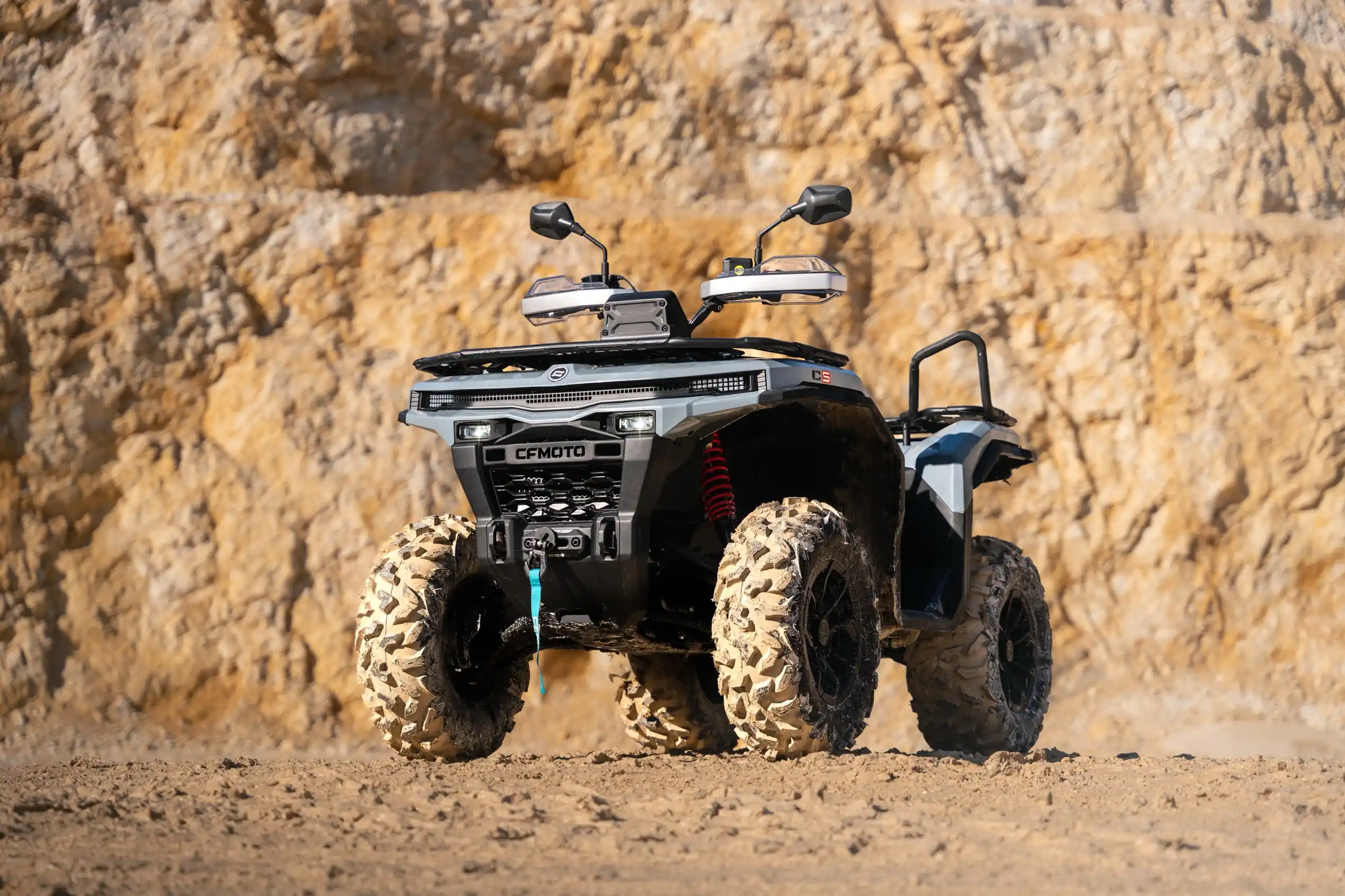 Poste de pilotage du quad CFMOTO CFORCE C5 EPS avec écran LCD 5,9 pouces et direction assistée modulée