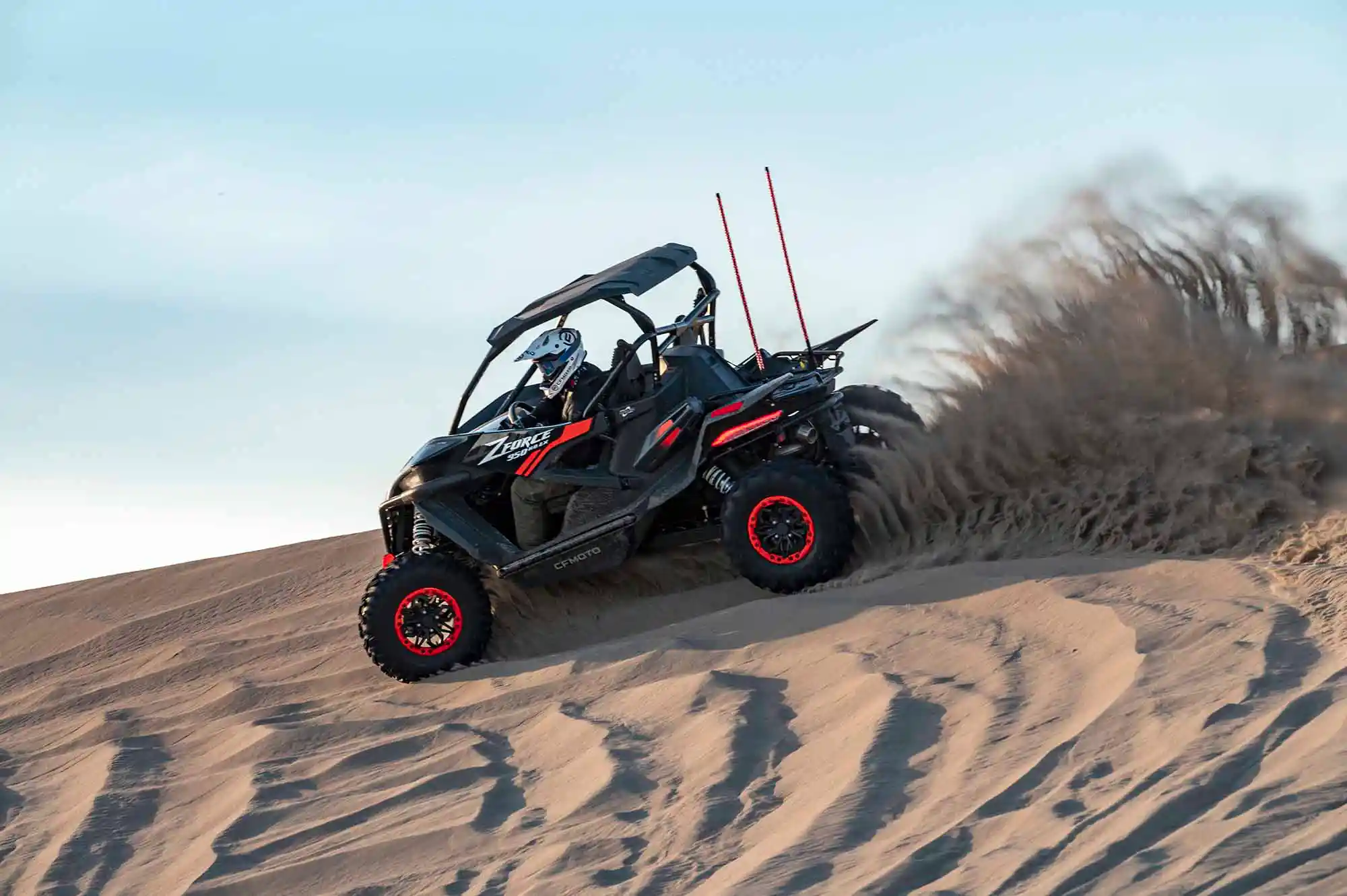 Habitacle sportif du SSV CFMOTO ZFORCE 1000 Sport R - sièges baquets, ceintures 3 points, arceau homologué et toit sport