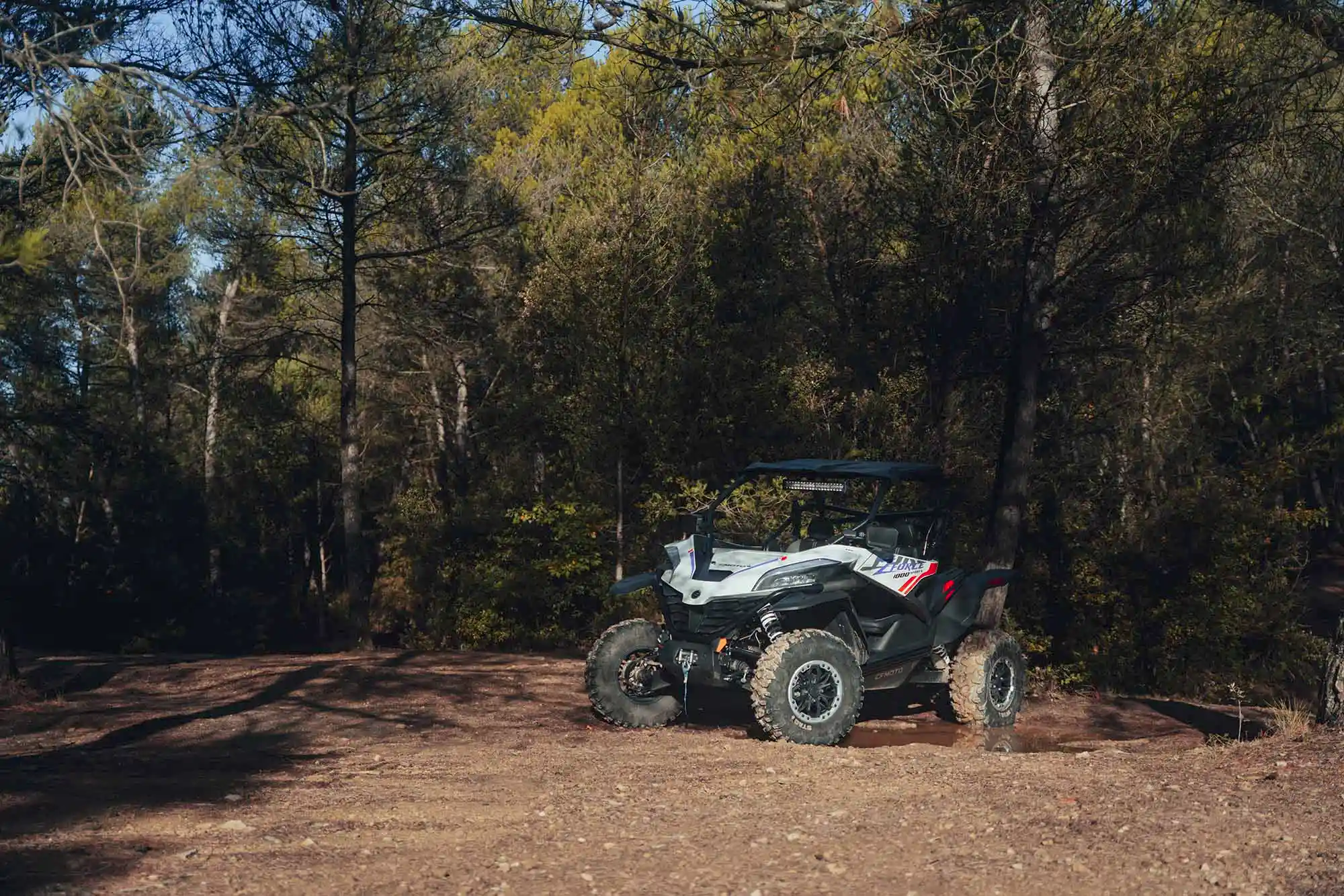 Buggy SSV CFMOTO ZFORCE 1000 Sport R - vue arrière avec arceau et toit sport
