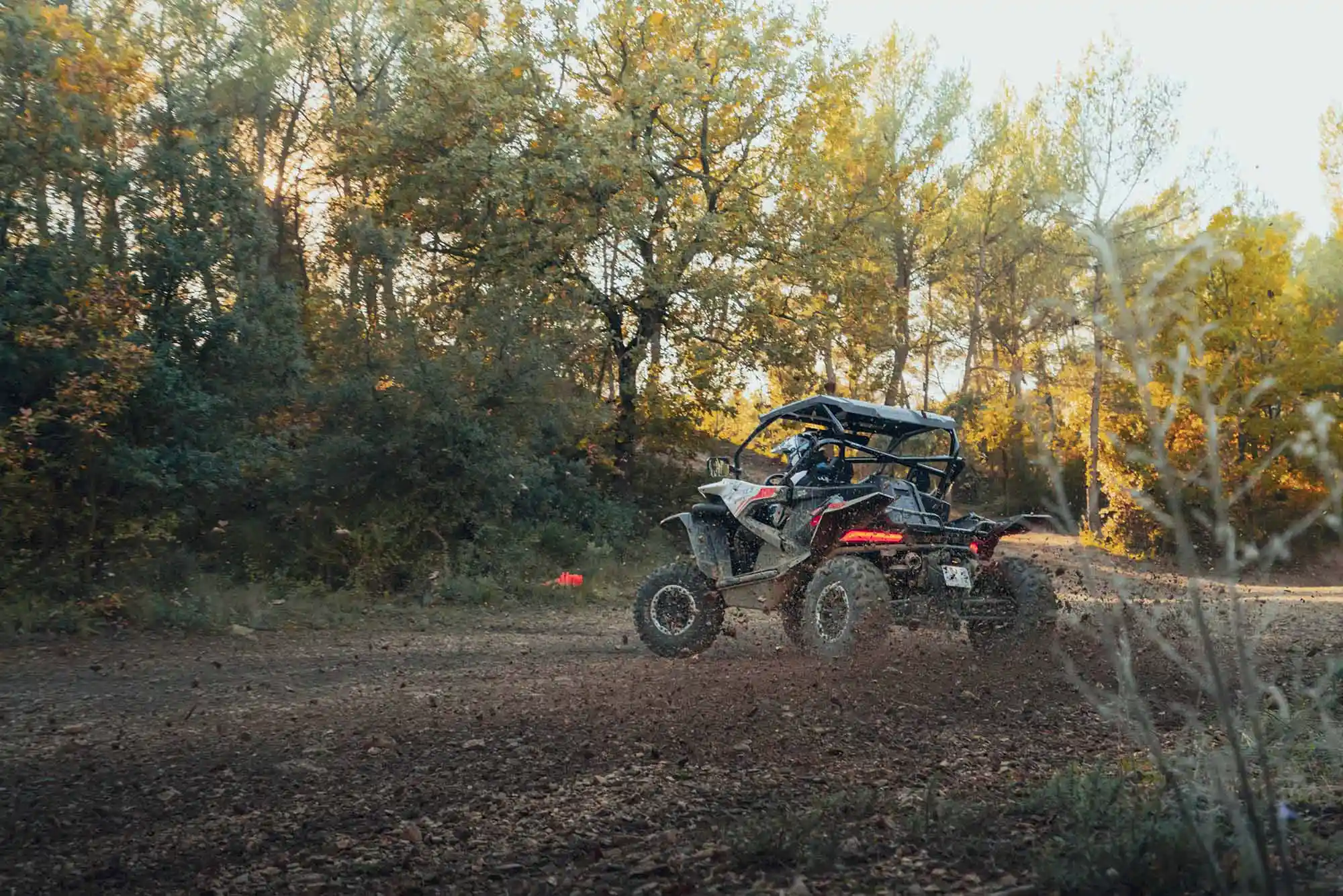 Buggy SSV CFMOTO ZFORCE 1000 Sport R - détail face avant avec éclairage Full LED