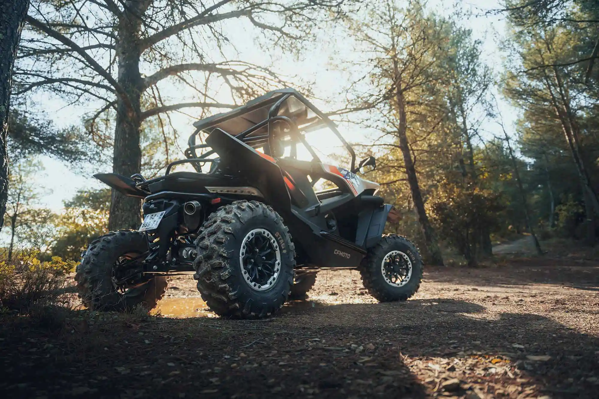 Buggy SSV CFMOTO ZFORCE 1000 Sport R en pilotage tout-terrain - side-by-side sportif loisir randonnée