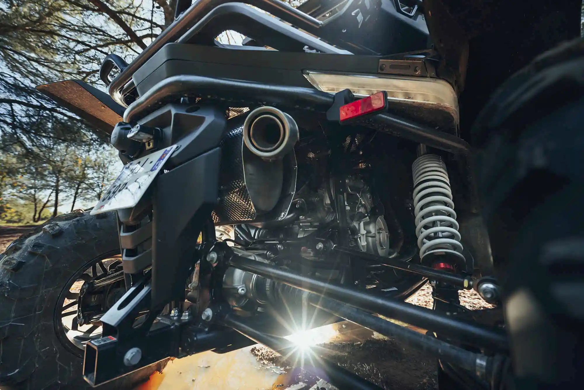 Suspensions doubles triangles + barres stabilisatrices AV et bras multi-link 4 arms AR du buggy SSV CFMOTO ZFORCE 1000 Sport R - amortisseurs chargés gaz haute performance