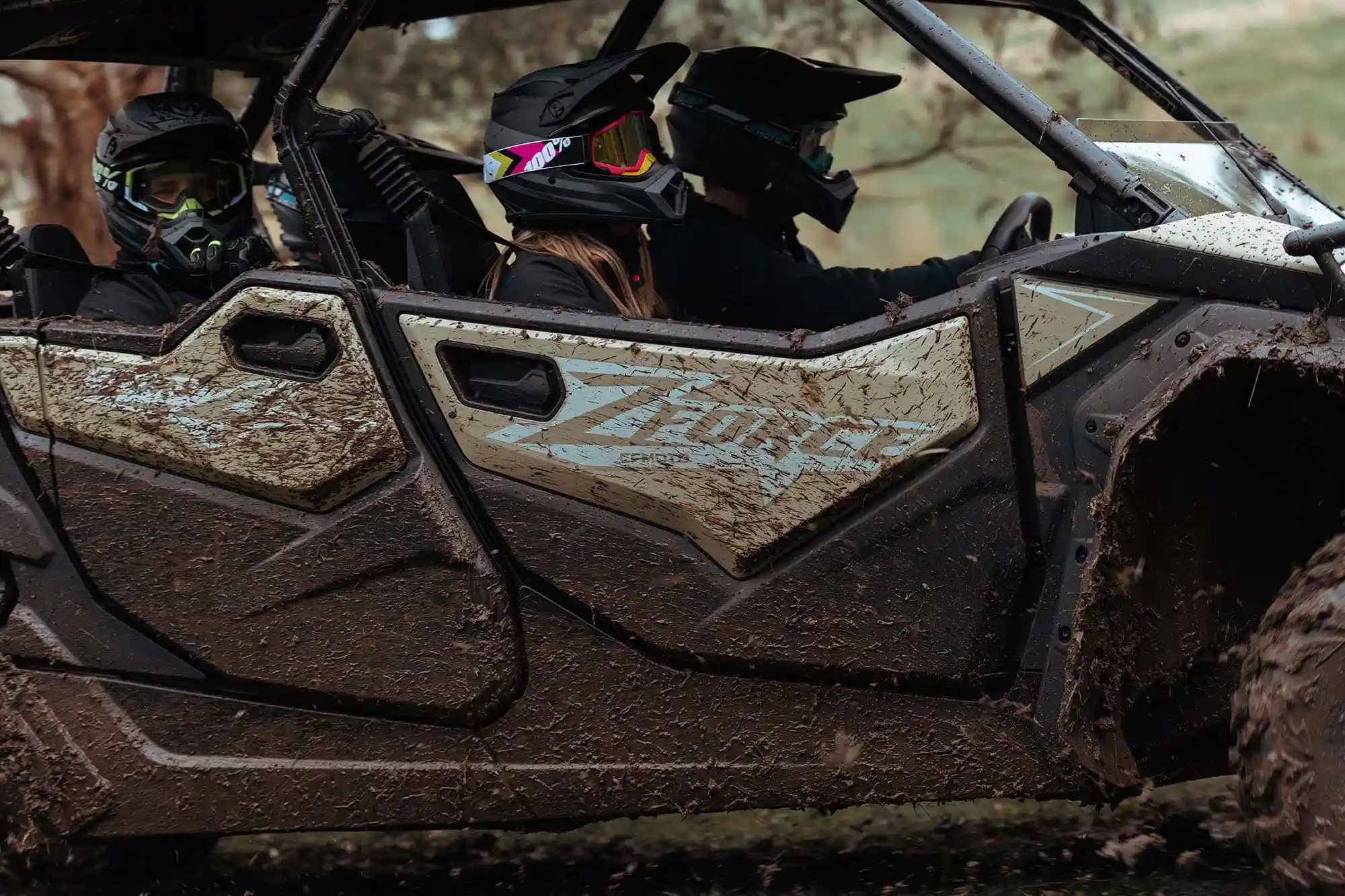 Poste de pilotage avec écran LCD 5 pouces couleur du SSV CFMOTO ZFORCE 950 Sport 4 - éclairage Full LED et habitacle sportif
