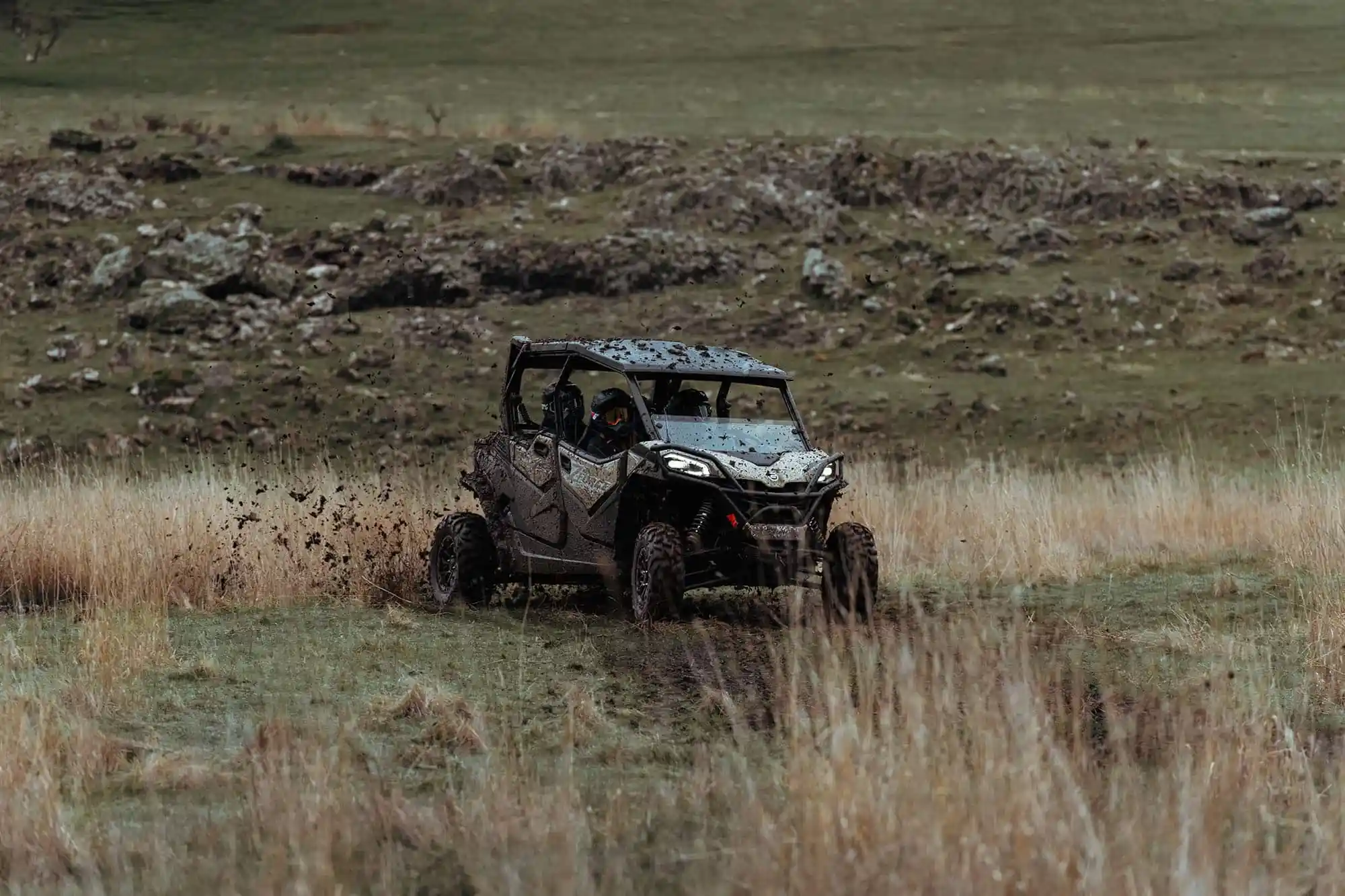 Buggy SSV CFMOTO ZFORCE 950 Sport 4 - vue de profil châssis long 3 048 mm + garde au sol 305 mm
