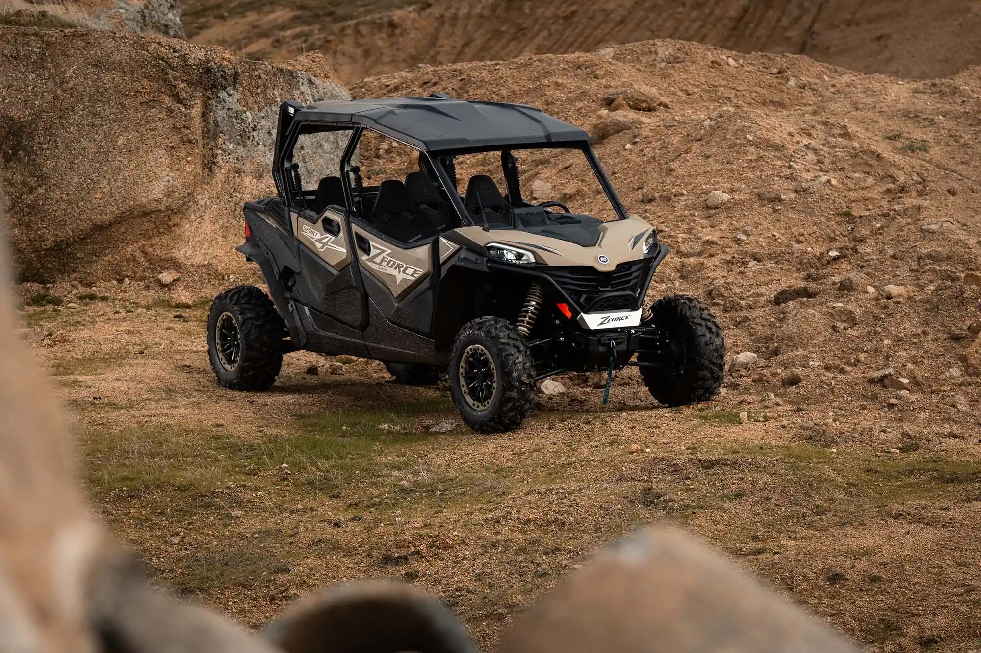 Buggy SSV CFMOTO ZFORCE 950 Sport 4 V-twin 963cc 85 CV - 4 places homologué Désert Tan en pilotage tout-terrain familial