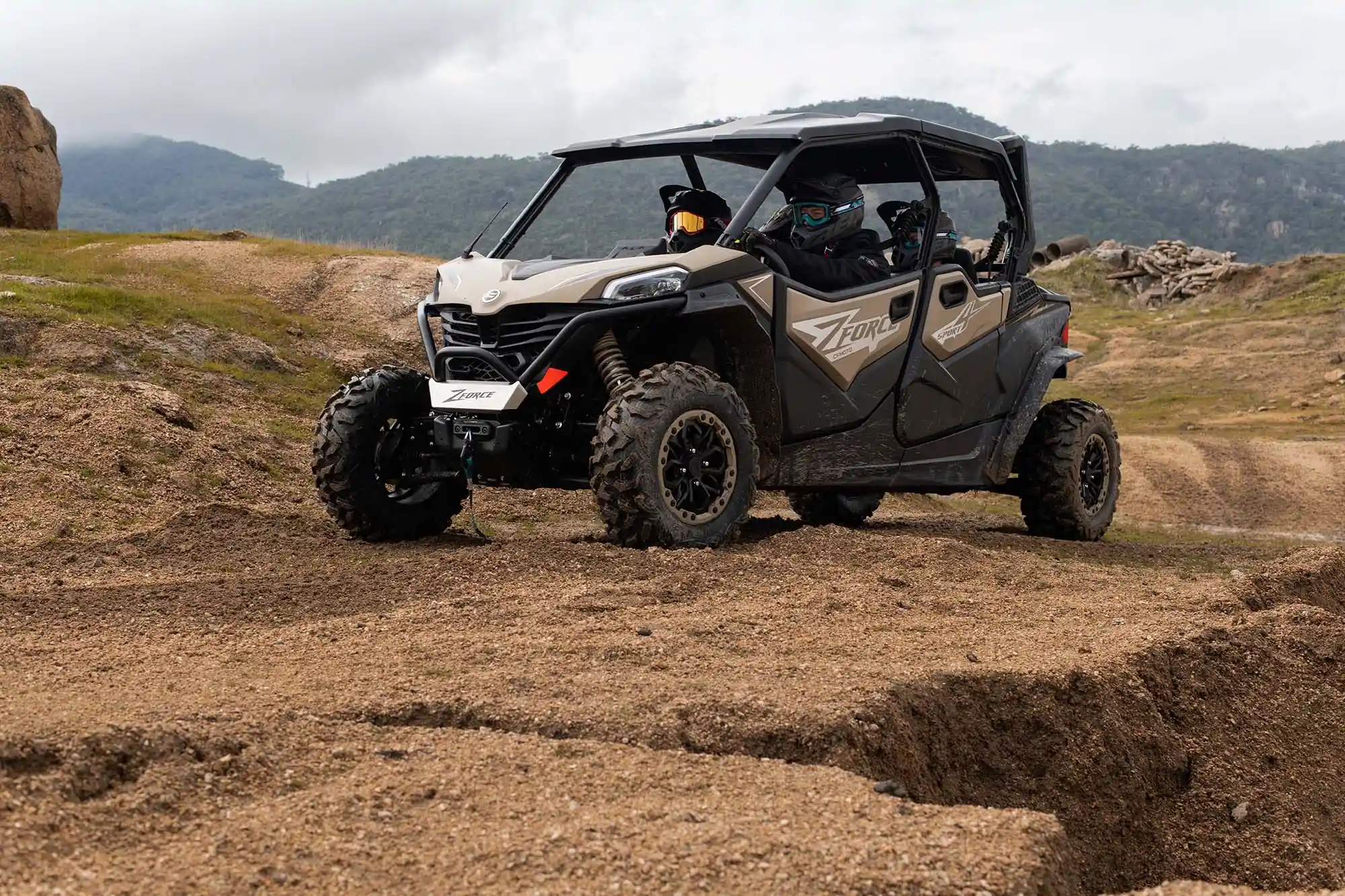 Buggy SSV CFMOTO ZFORCE 950 Sport 4 - habitacle 4 places côte à côte avec écran LCD 5 pouces couleur