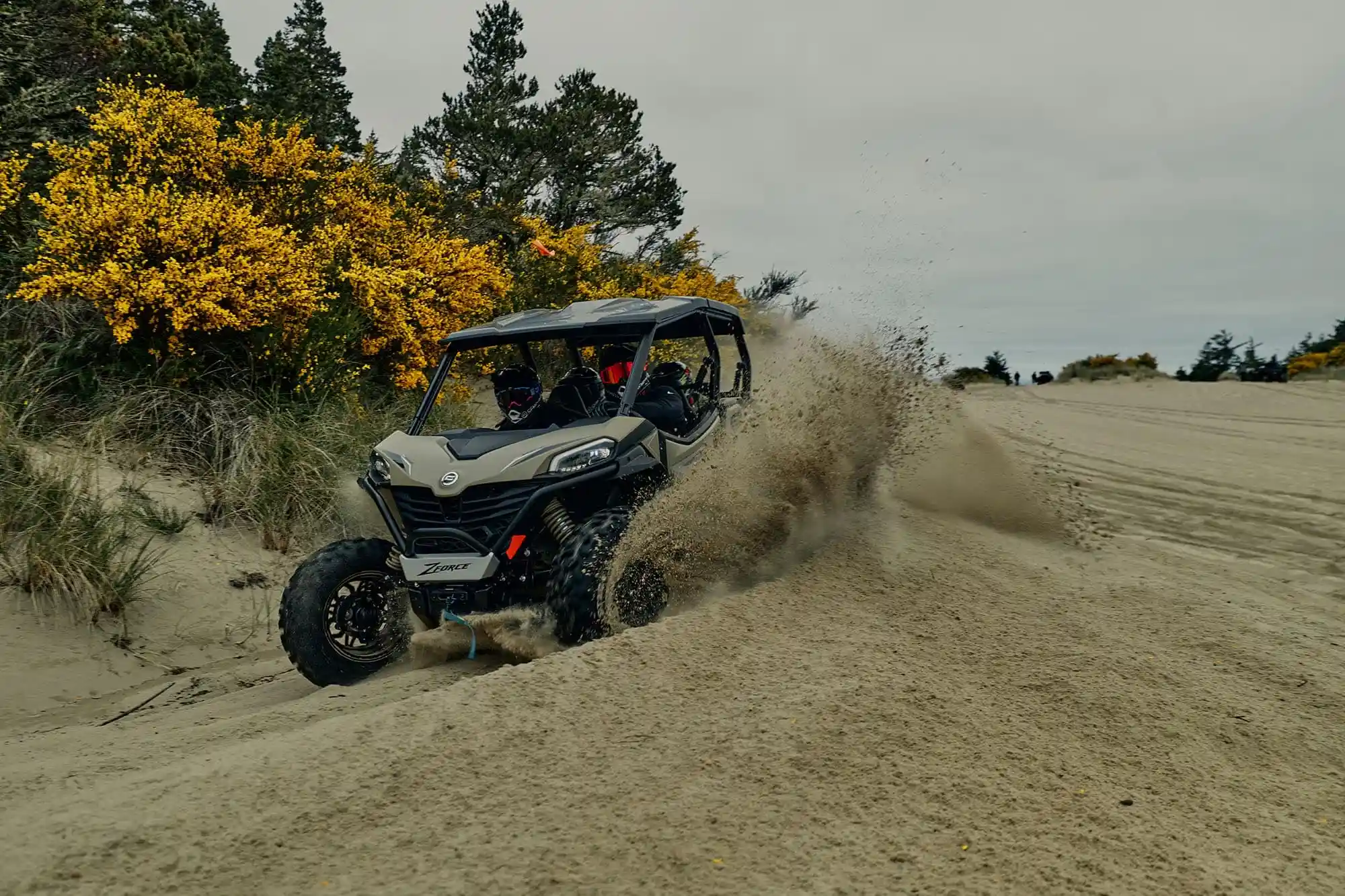 Buggy SSV CFMOTO ZFORCE 950 Sport 4 - vue 3/4 avant Désert Tan side-by-side V-twin 963 cc 85 CV