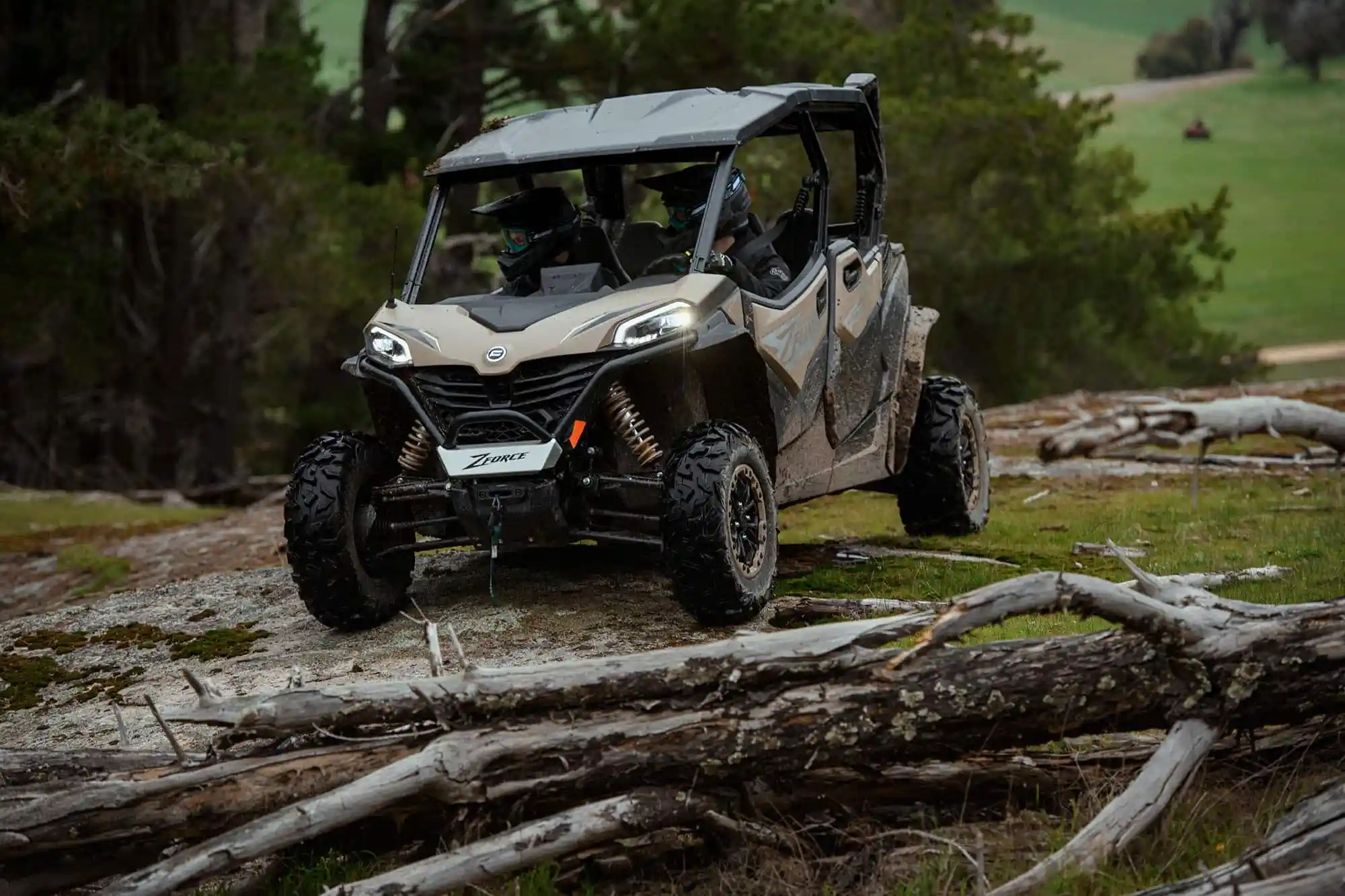Buggy SSV CFMOTO ZFORCE 950 Sport 4 - détail face avant avec éclairage Full LED