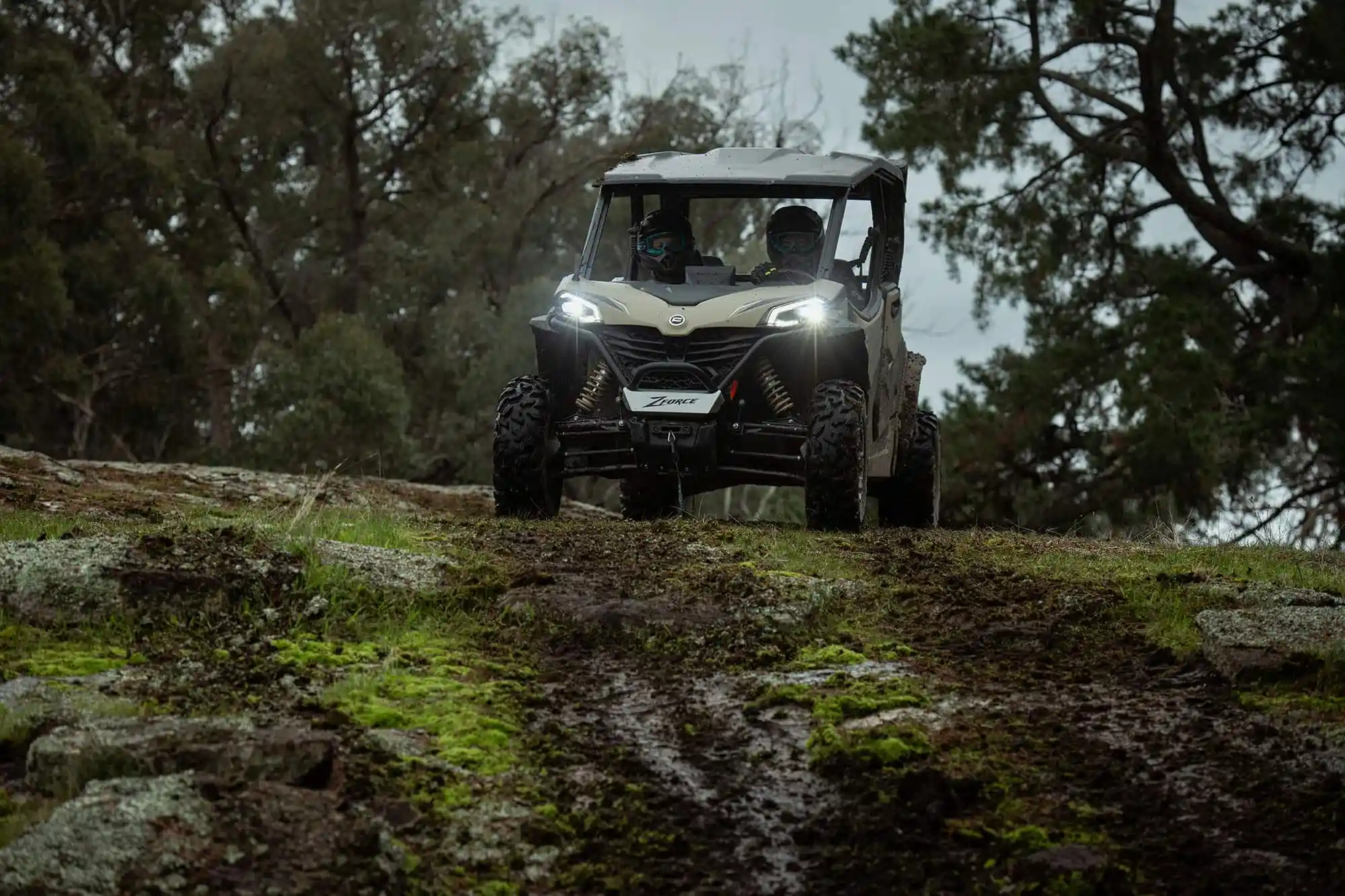 Buggy SSV CFMOTO ZFORCE 950 Sport 4 en pilotage tout-terrain - side-by-side sportif loisir randonnée