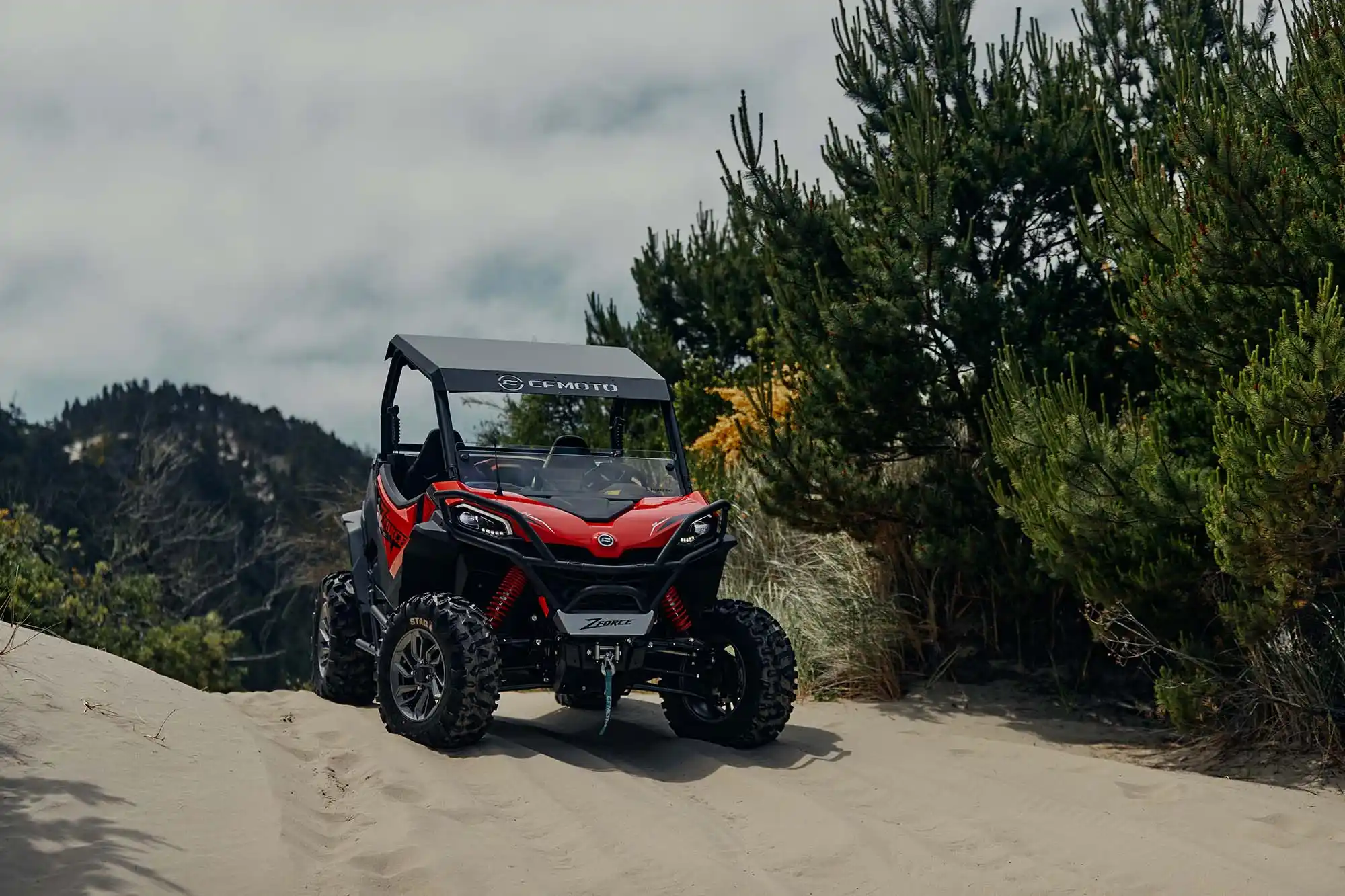 Buggy SSV CFMOTO ZFORCE 950 Sport - vue arrière avec arceau et toit sport