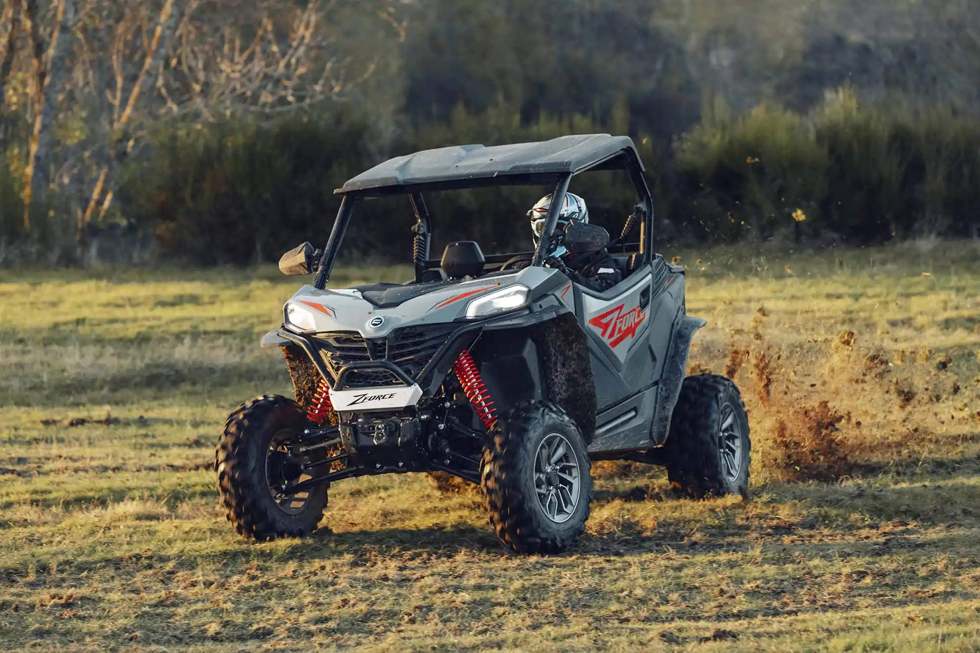 Buggy SSV CFMOTO ZFORCE 950 Sport 2 places côte à côte V-twin 963 cc 85 CV en pilotage tout-terrain Rouge Magma