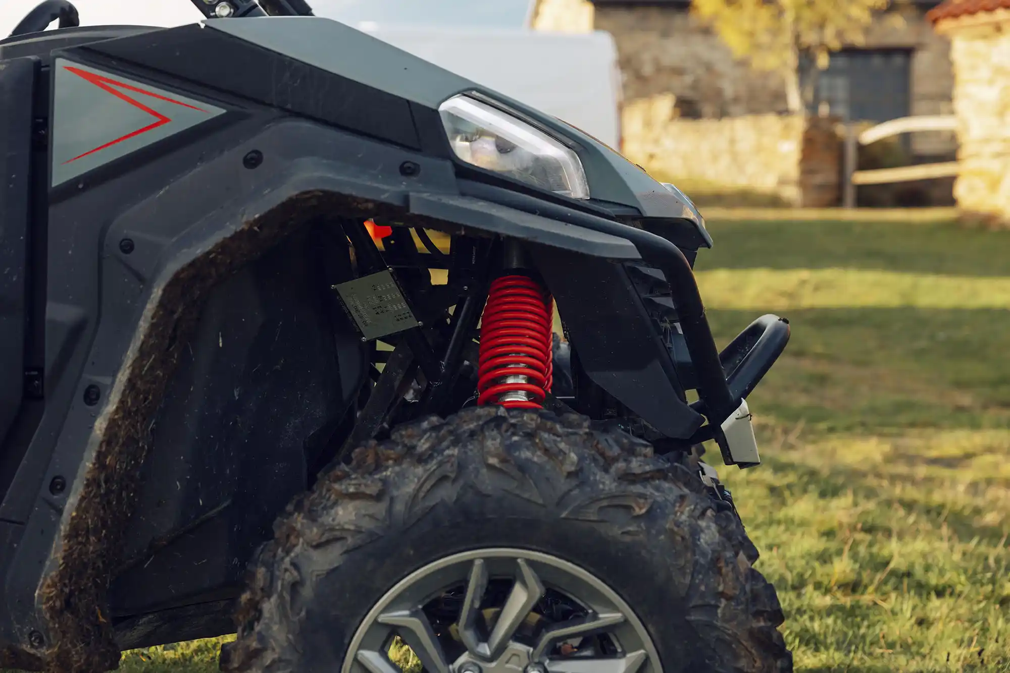 Habitacle sportif du SSV CFMOTO ZFORCE 950 Sport - sièges baquets, ceintures 3 points, arceau homologué et toit sport