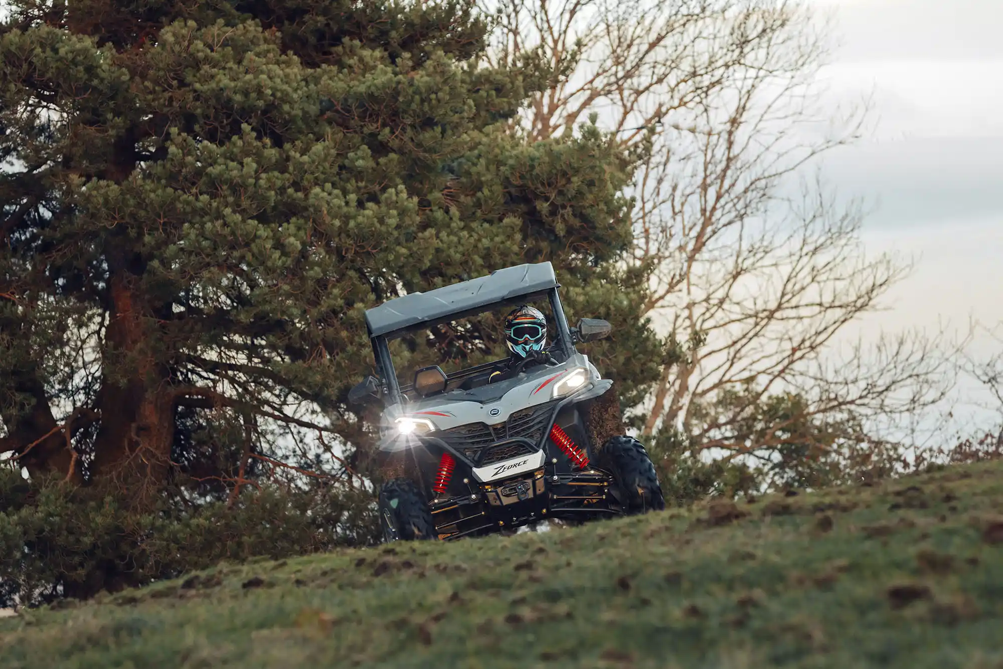 Suspensions doubles triangles superposés AV et AR du buggy SSV CFMOTO ZFORCE 950 Sport - amortisseurs réglables 3 clics sans outil