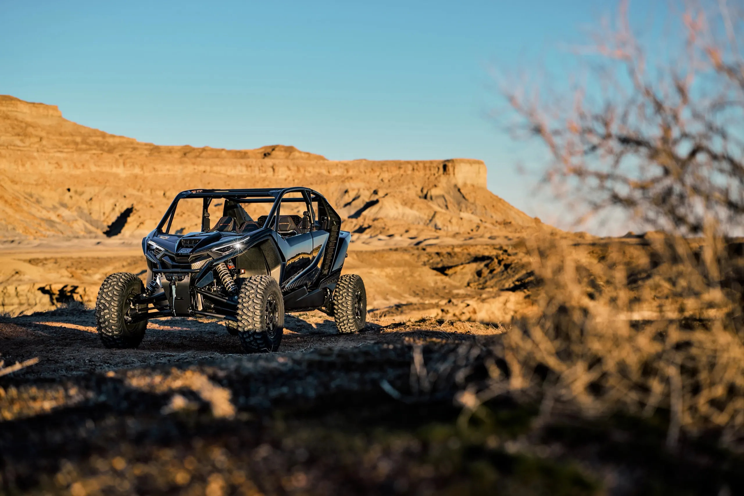 Buggy SSV CFMOTO ZFORCE Z10 - vue de profil châssis long 2 515 mm et garde au sol 356 mm