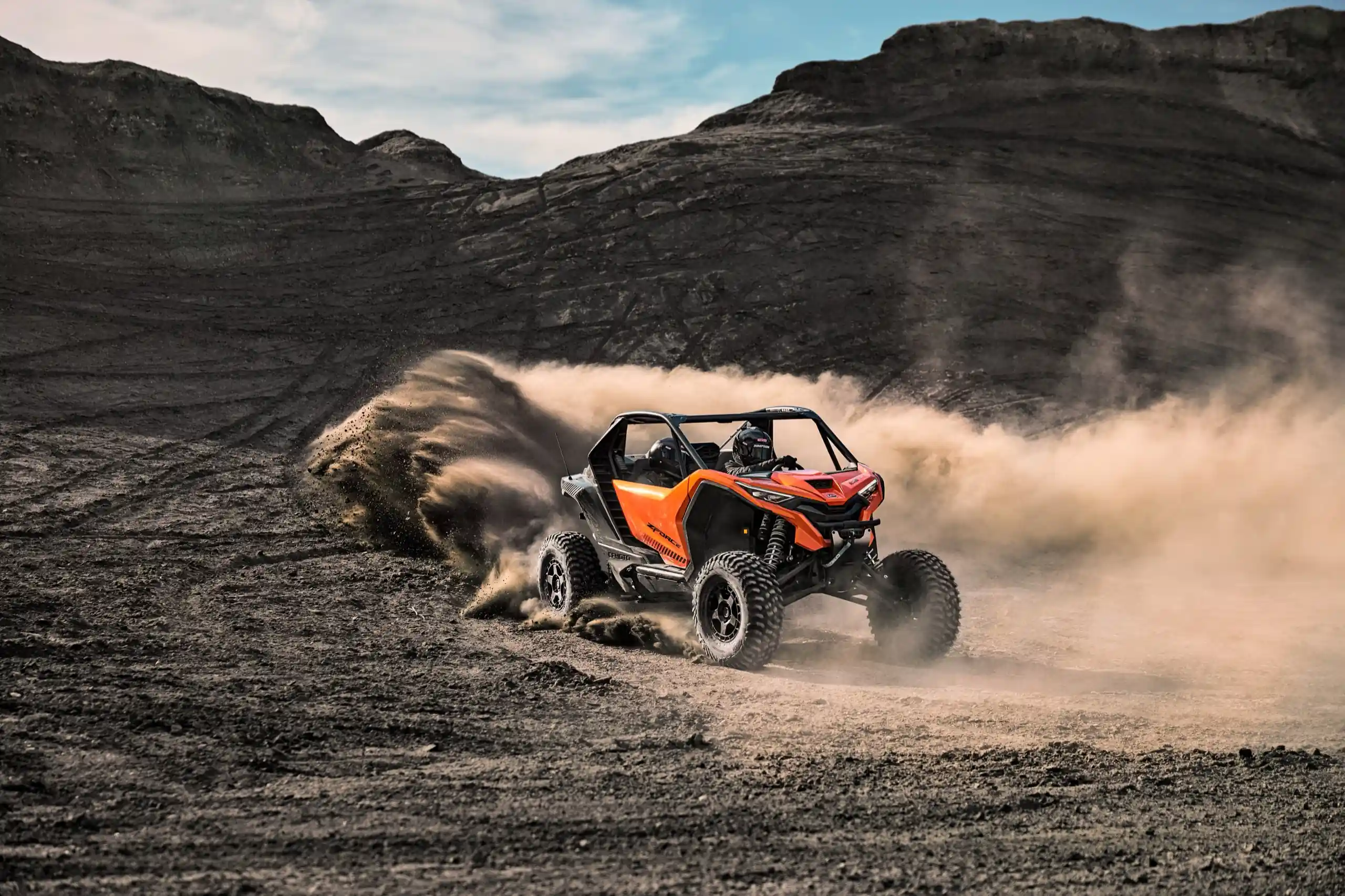 SSV CFMOTO ZFORCE Z10 - 3 cylindres en ligne 998 cc turbocompressé de 154 CV pour le pilotage extrême tout-terrain
