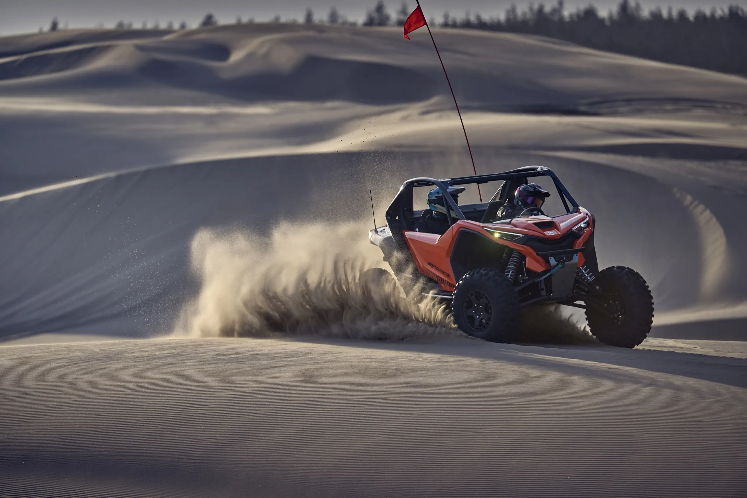 Buggy SSV CFMOTO ZFORCE Z10 - vue arrière avec arceau de sécurité et roues 30x10-14
