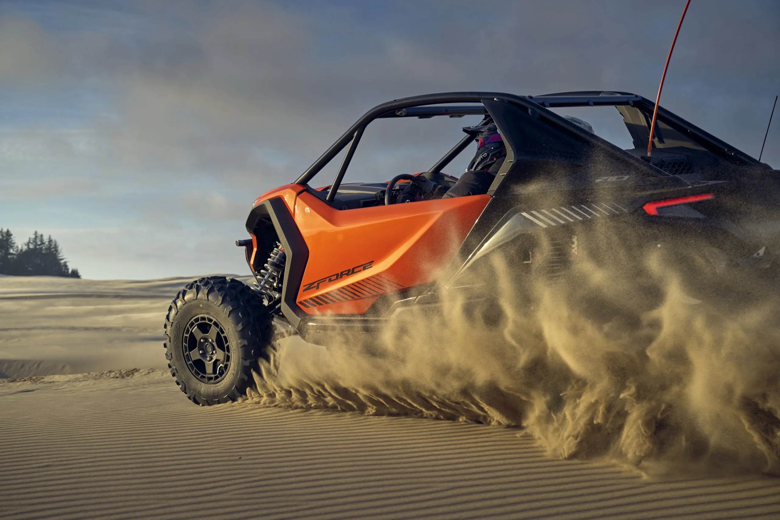 Habitacle sportif 2 places du SSV CFMOTO ZFORCE Z10 - sièges ergonomiques réglables, demi-portes et arceau