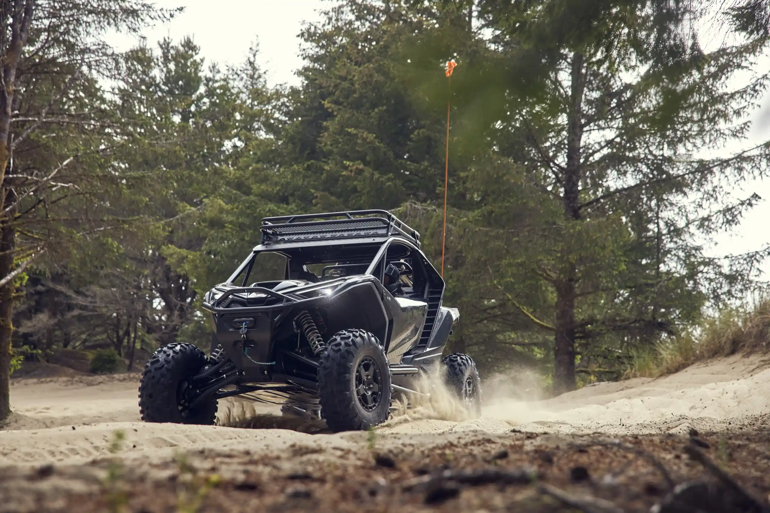 Buggy SSV CFMOTO ZFORCE Z10 - détail face avant avec éclairage Full LED et demi-portes